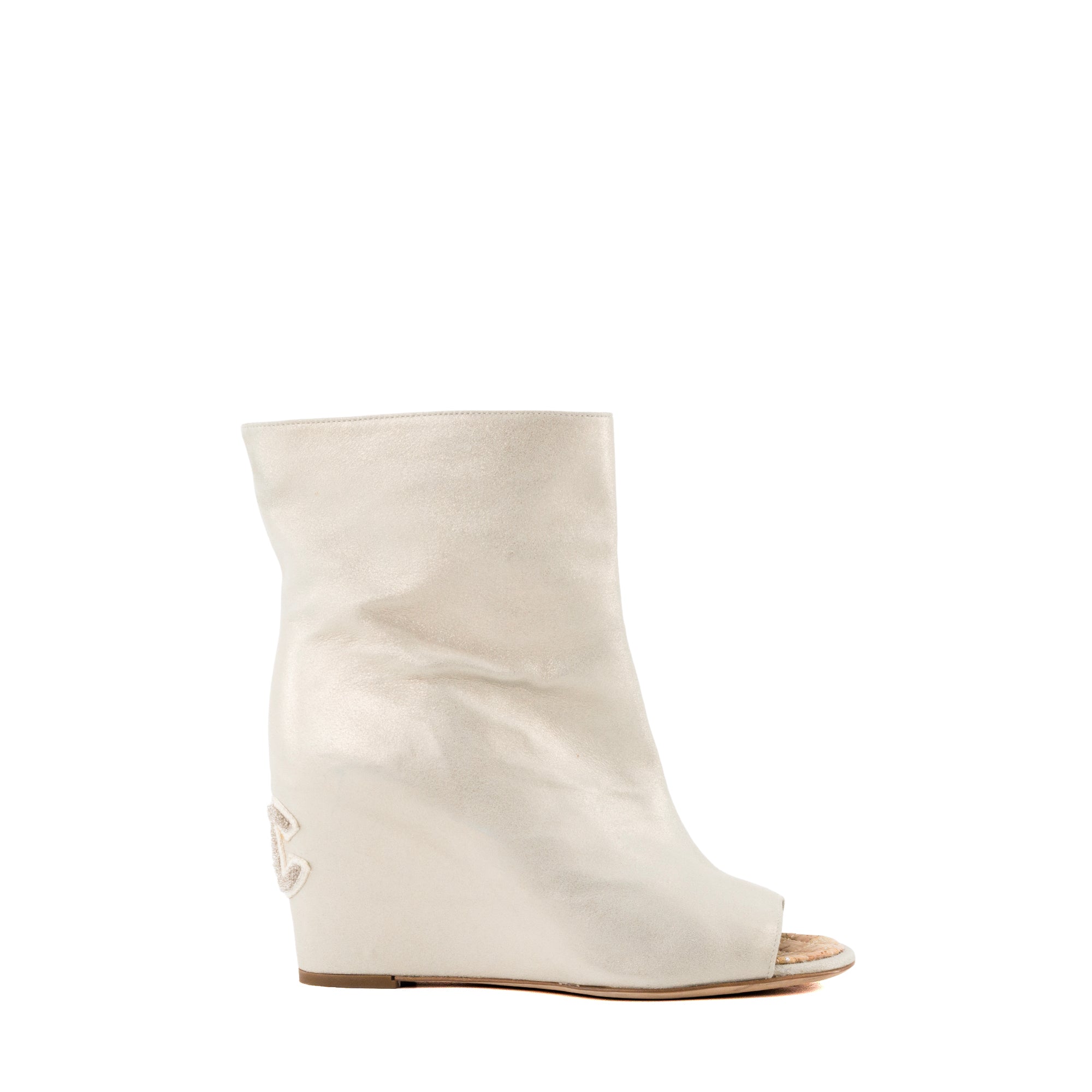 CHANEL - Bottines Open Toe Chanel à talon en daim irisé argenté (T38,5)