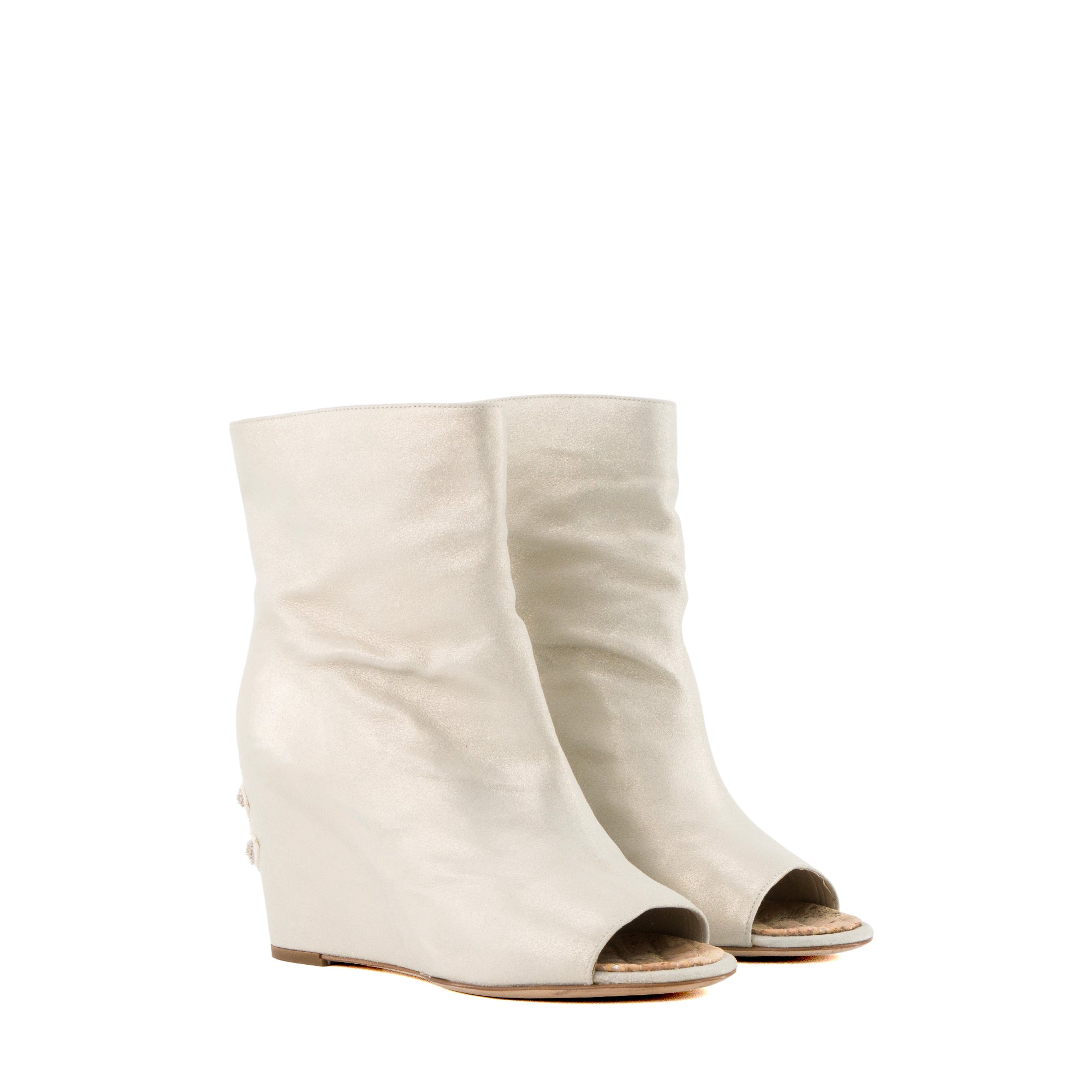 CHANEL - Bottines Open Toe Chanel à talon en daim irisé argenté (T38,5)