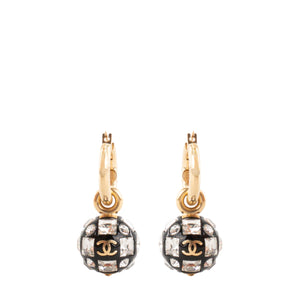 CHANEL - Boucles d’oreilles pendantes Chanel en strass et métal doré