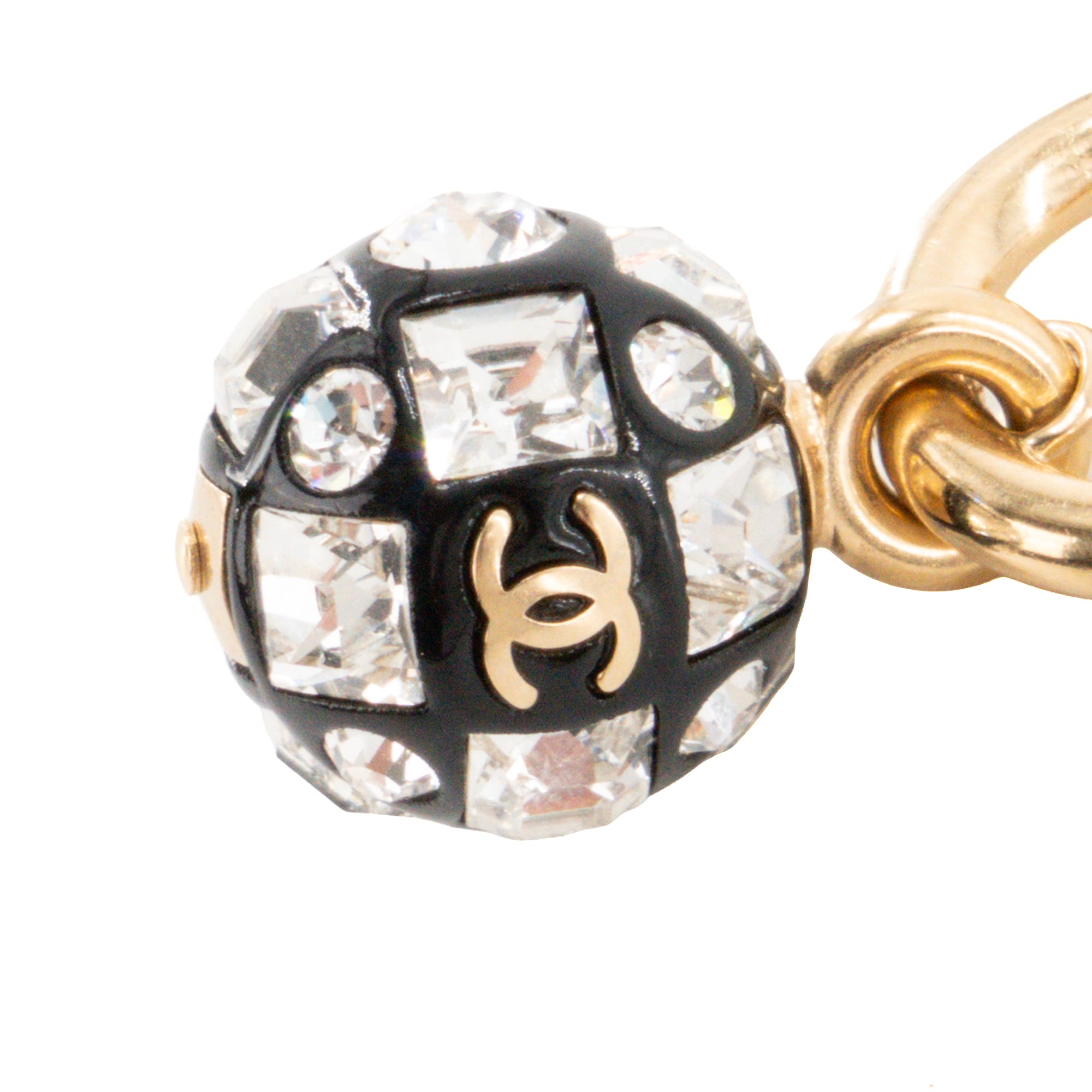 CHANEL - Boucles d’oreilles pendantes Chanel en strass et métal doré