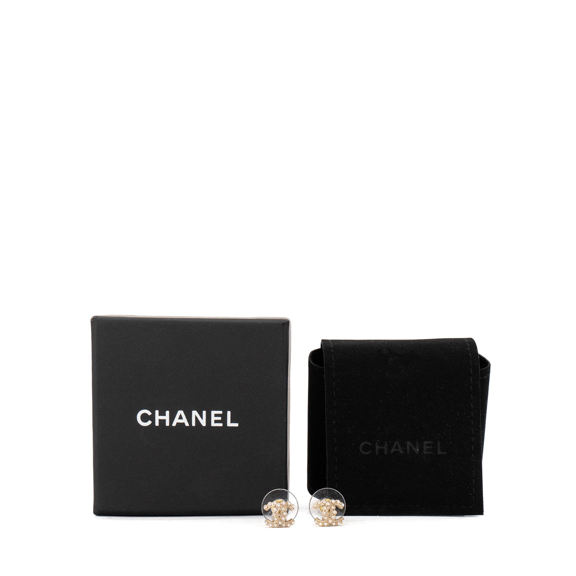 CHANEL - Boucles d'oreilles CC Chanel en perles et métal doré