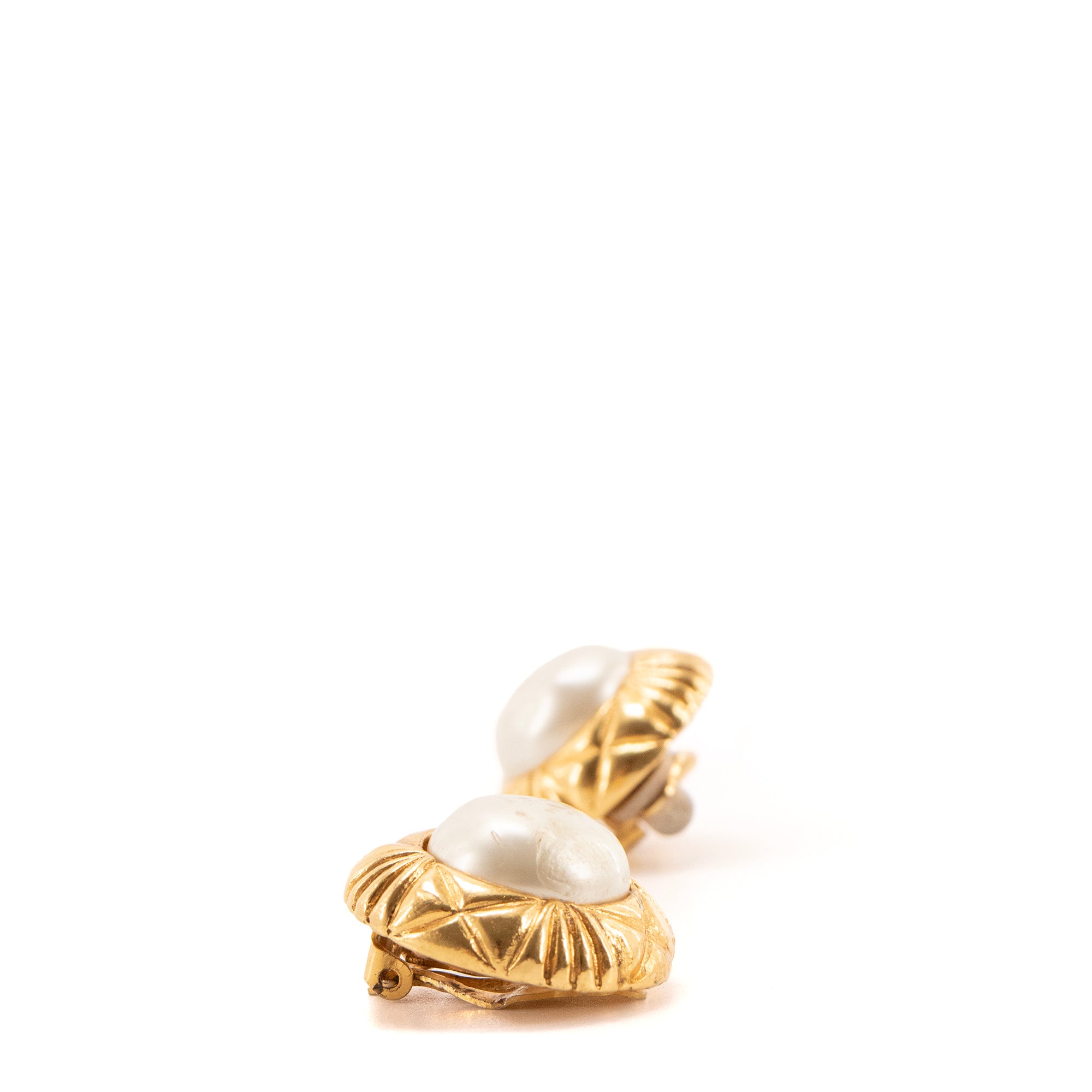 CHANEL - Boucles d'oreilles Chanel en métal doré vintage