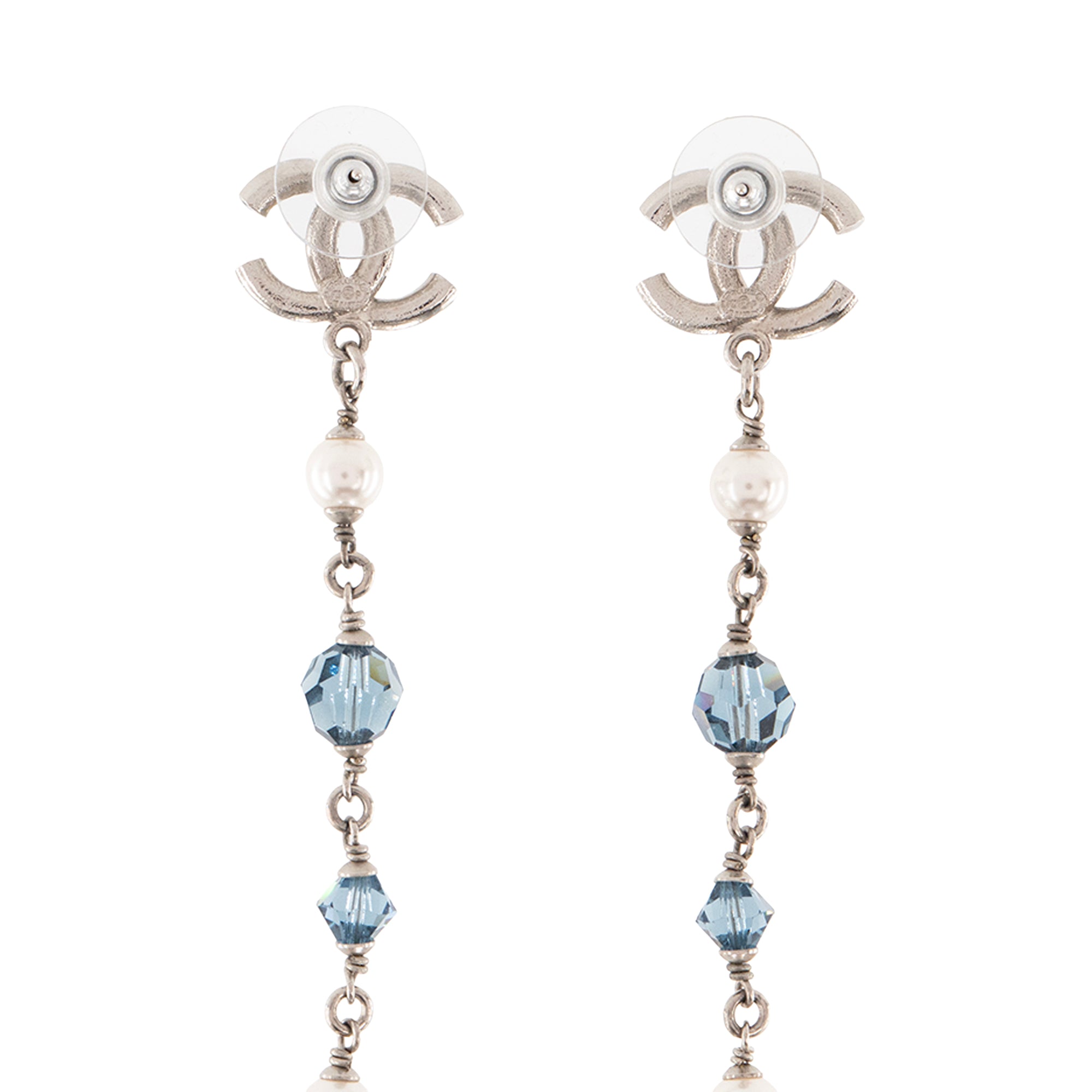CHANEL - Boucles d'oreilles pendantes Chanel en métal argenté et cristal bleu