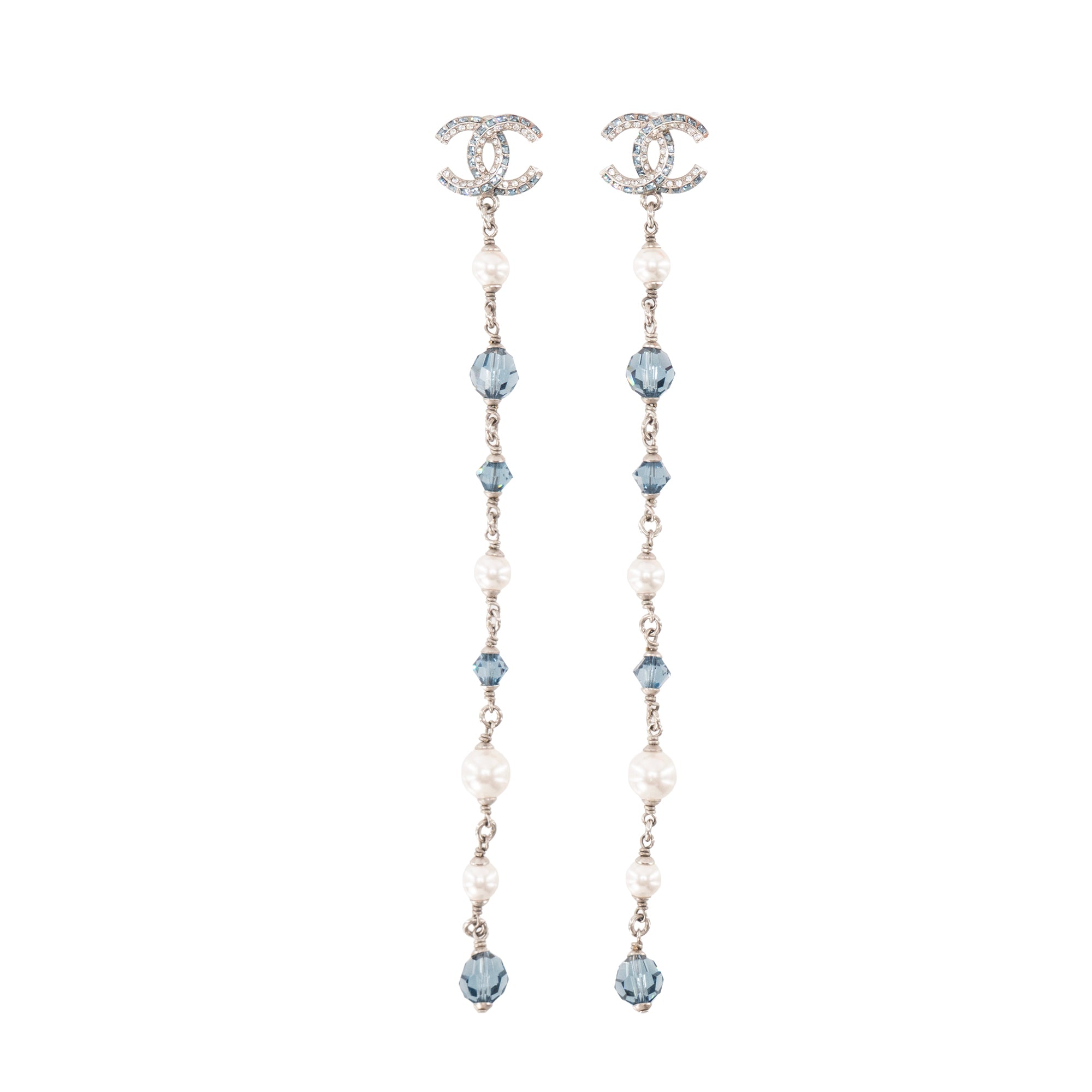 CHANEL - Boucles d'oreilles pendantes Chanel en métal argenté et cristal bleu