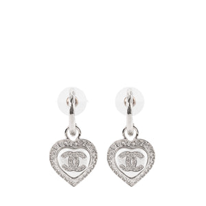 CHANEL - Boucles d'oreilles pendentif coeur Chanel en métal argenté et strass blanc