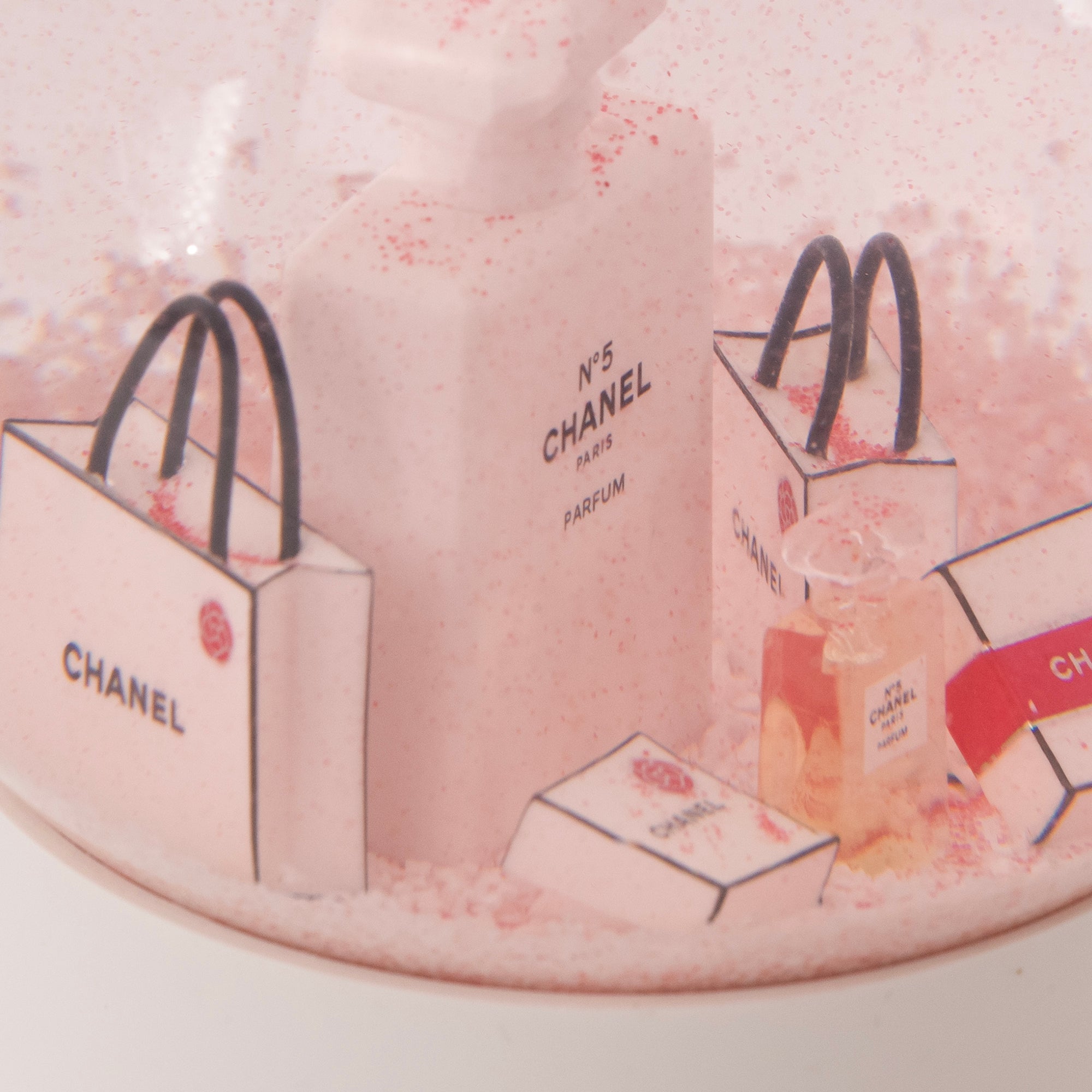 CHANEL - Boule à neige Parfum N°5 Chanel en verre et métal blanc