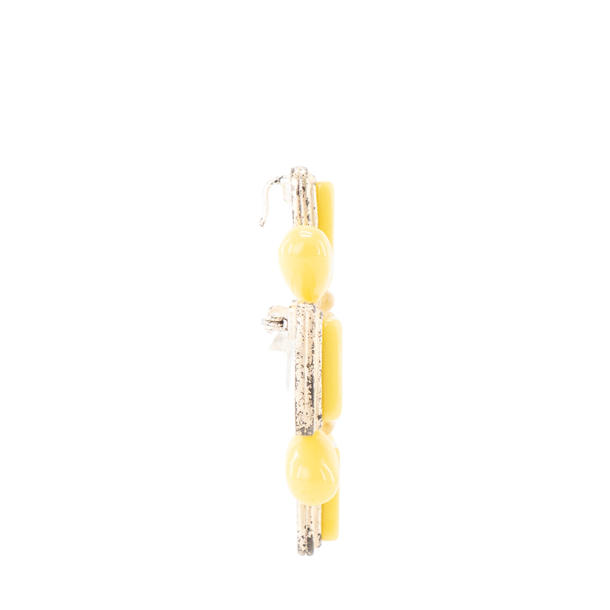 CHANEL - Broche CC Chanel en émail jaune et métal doré