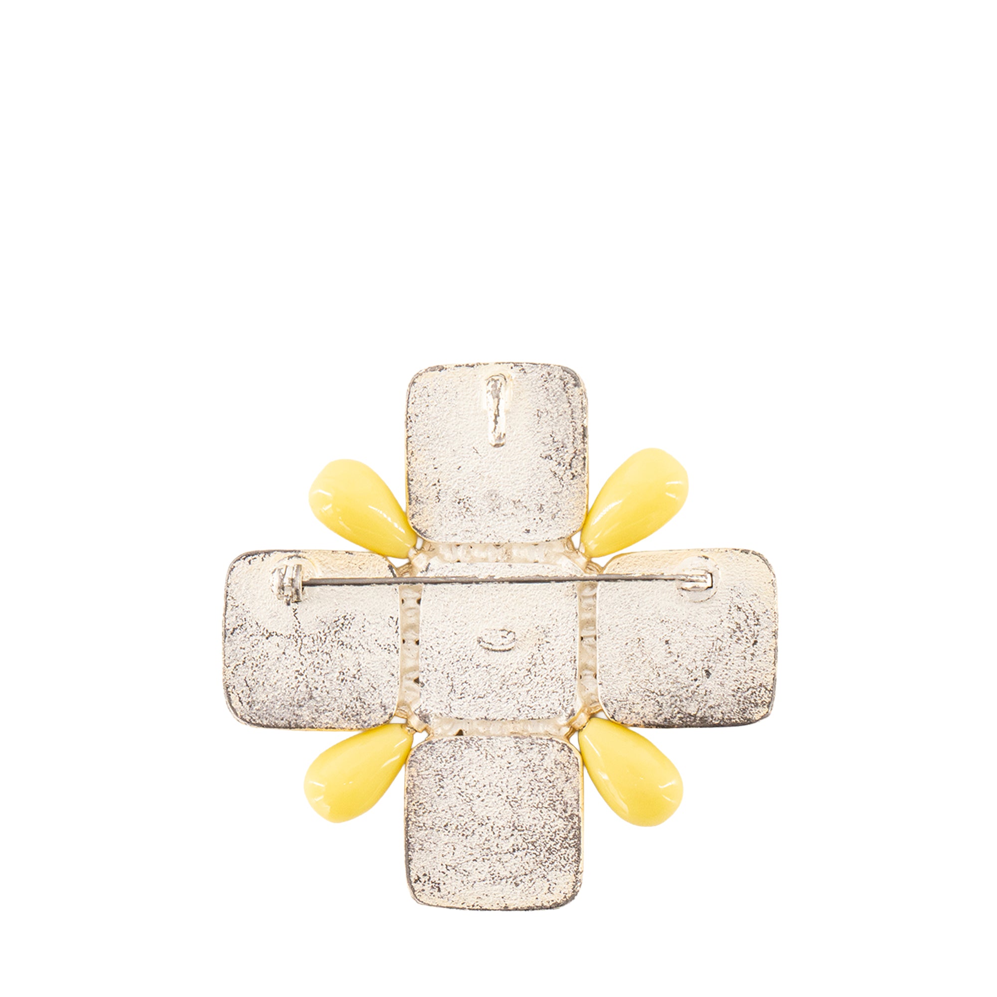 CHANEL - Broche CC Chanel en émail jaune et métal doré