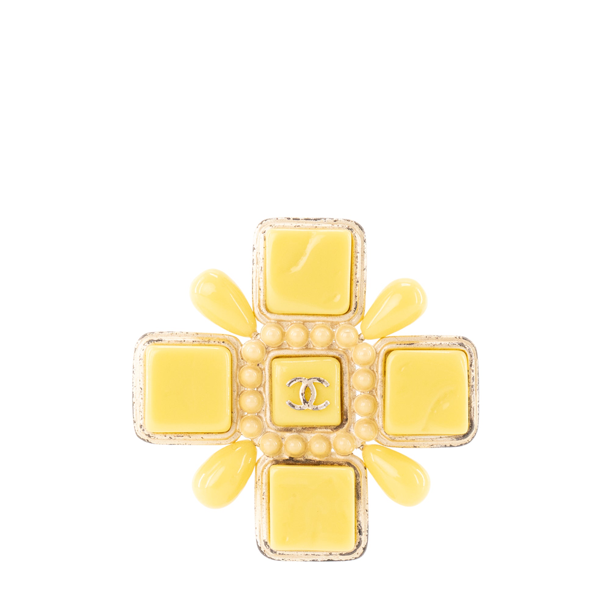 CHANEL - Broche CC Chanel en émail jaune et métal doré