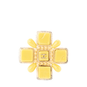 CHANEL - Broche CC Chanel en émail jaune et métal doré