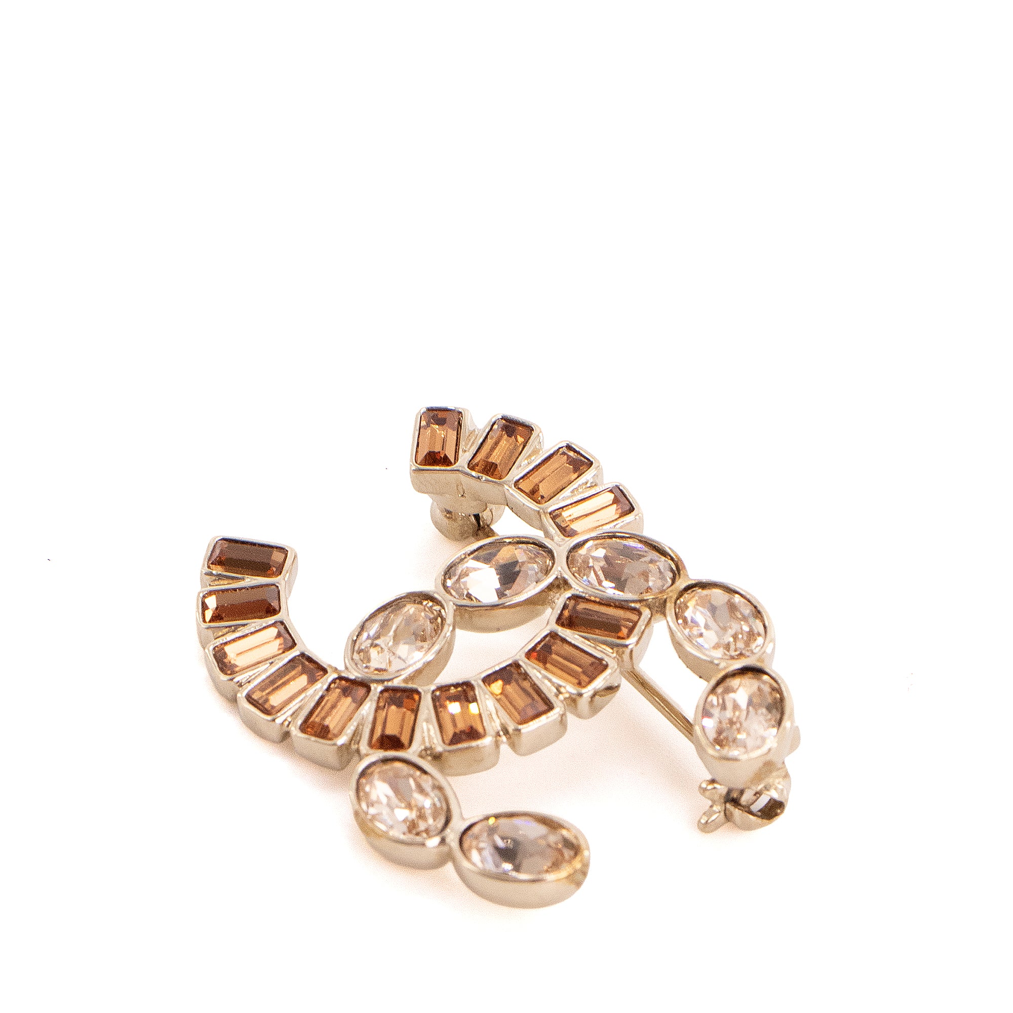 CHANEL - Broche CC Chanel en métal champagne ornée de pierres