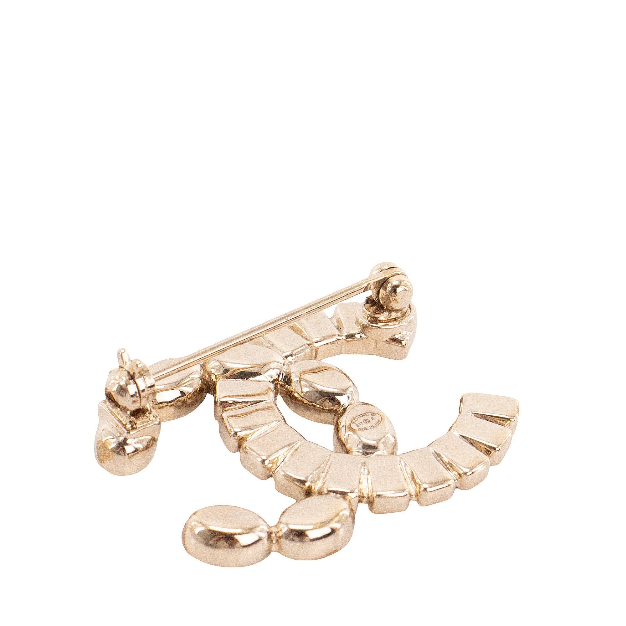 CHANEL - Broche CC Chanel en métal champagne ornée de pierres