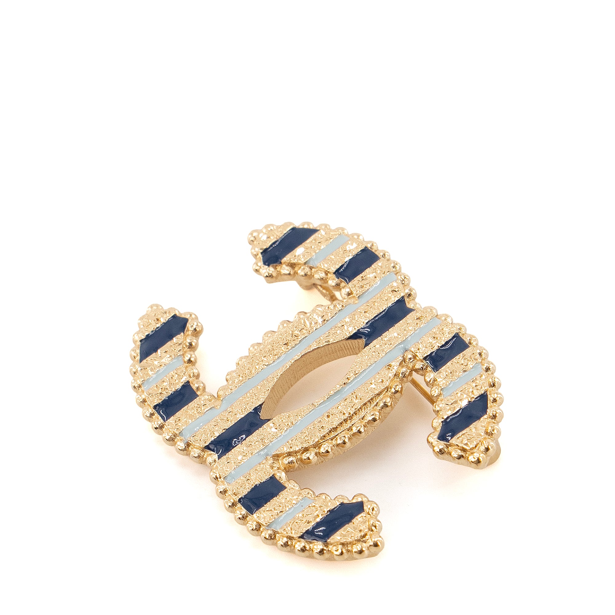 CHANEL - Broche CC Chanel en métal doré et émail bleu
