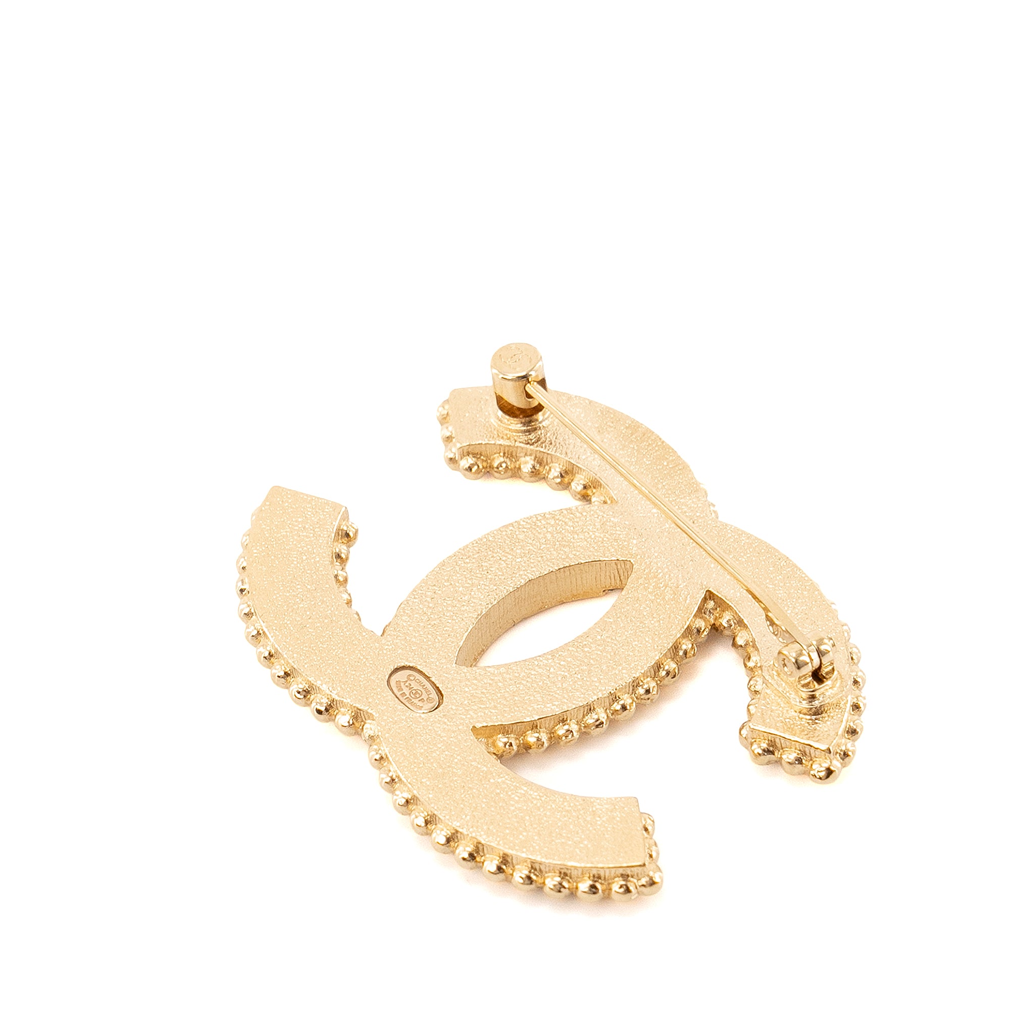 CHANEL - Broche CC Chanel en métal doré et émail bleu