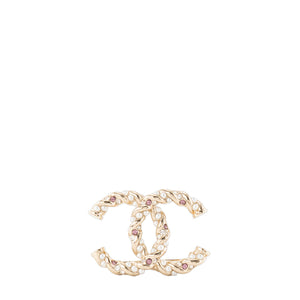 CHANEL - Broche CC Chanel en métal doré ornée de strass roses et perles blanches