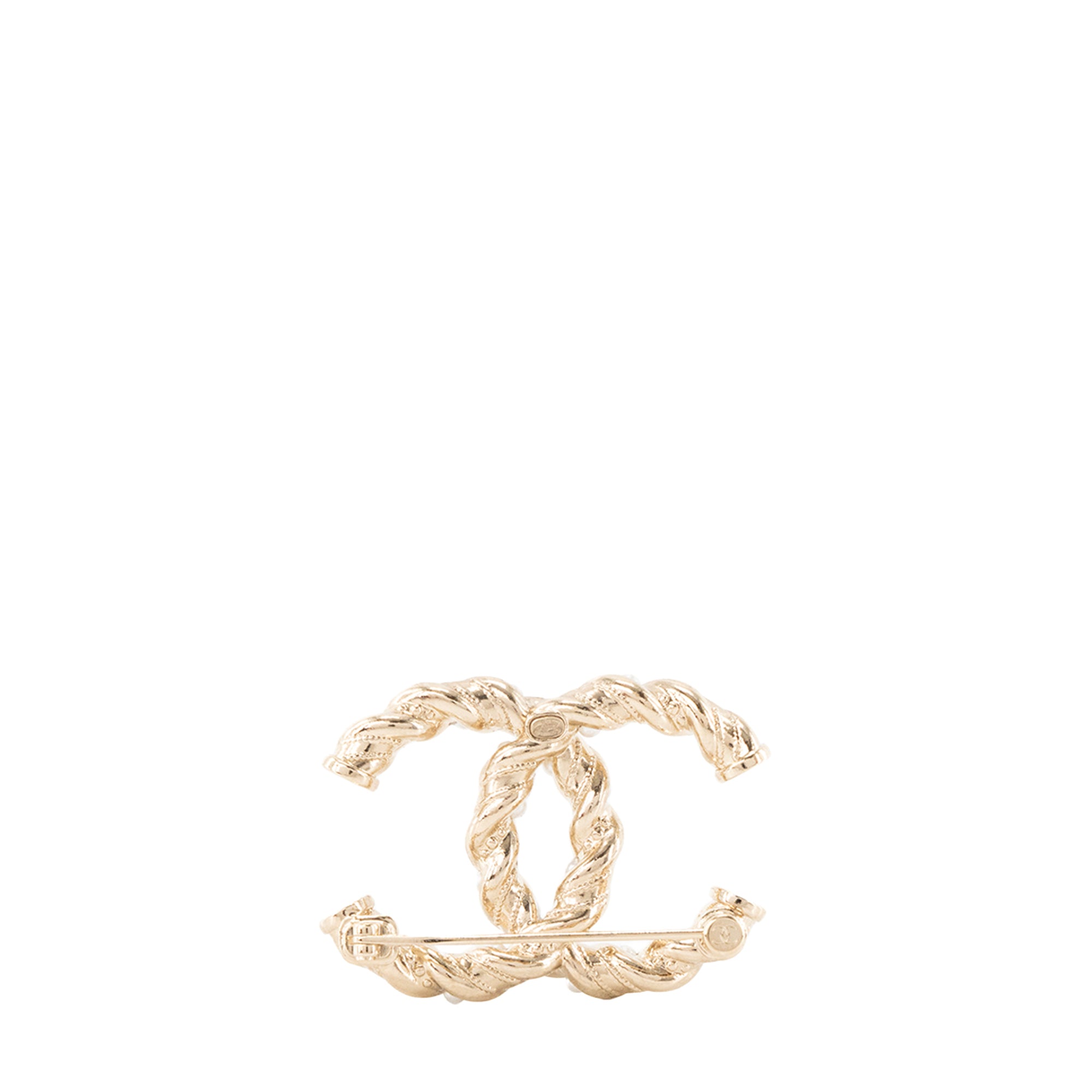 CHANEL - Broche CC Chanel en métal doré ornée de strass roses et perles blanches