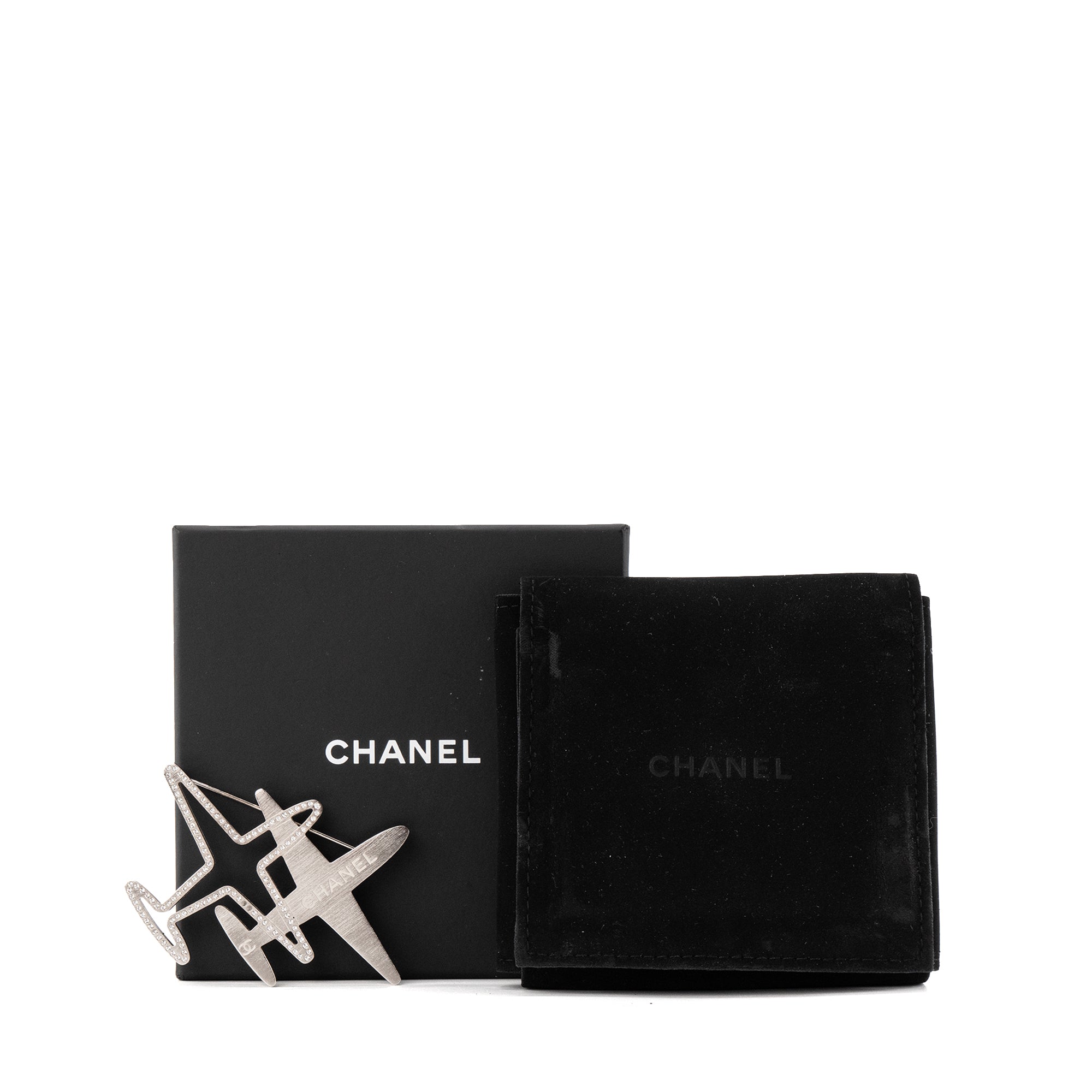 CHANEL - Broche Crystal Airplane Chanel en métal argenté et strass édition limitée