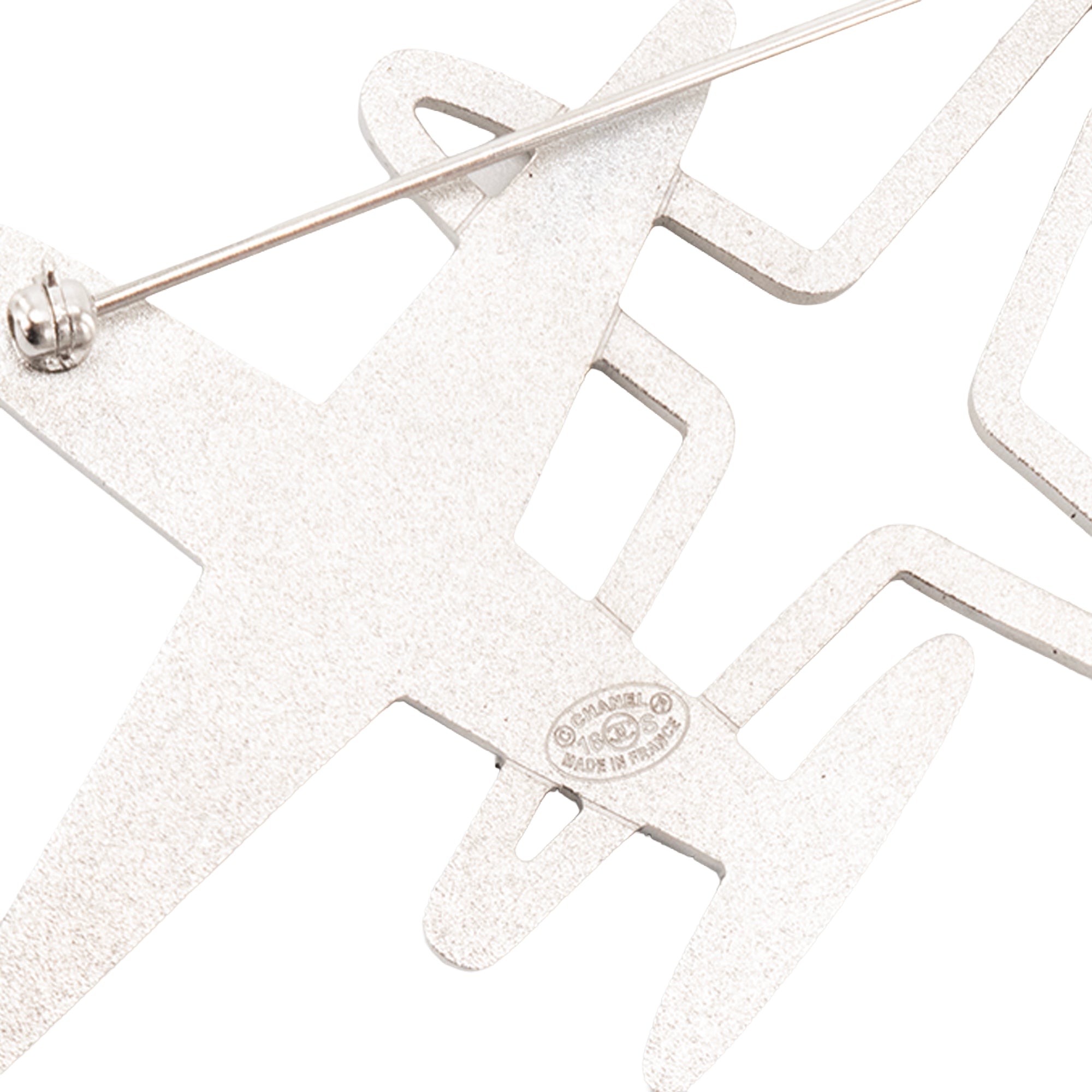 CHANEL - Broche Crystal Airplane Chanel en métal argenté et strass édition limitée