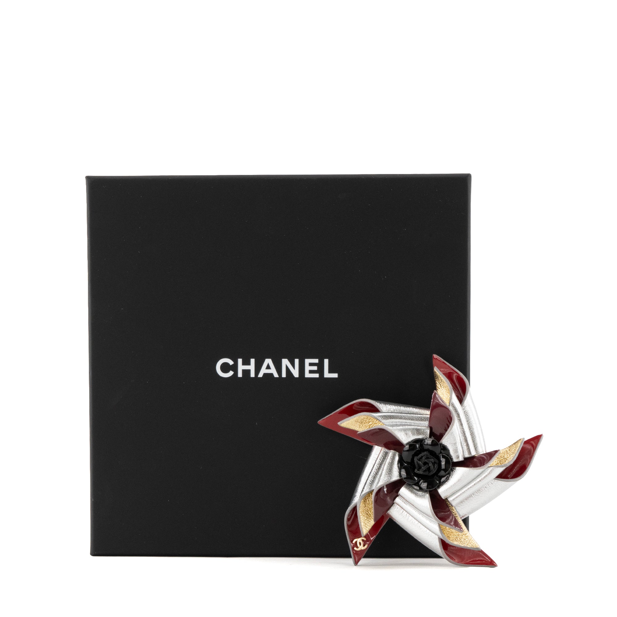 CHANEL - Broche Moulin Chanel en cuir bordeaux et argenté