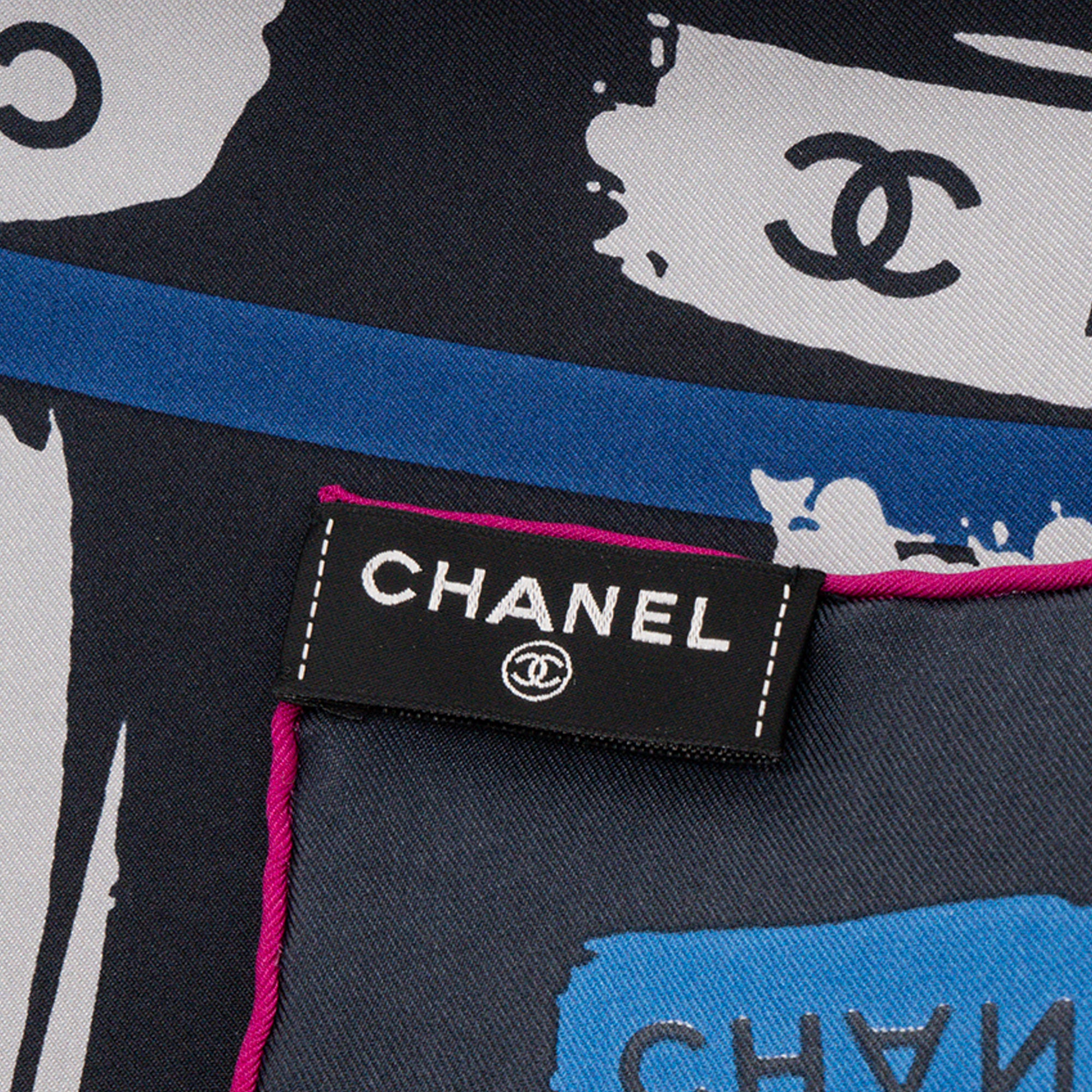 CHANEL - Carré 90 Chanel en soie bleu et gris