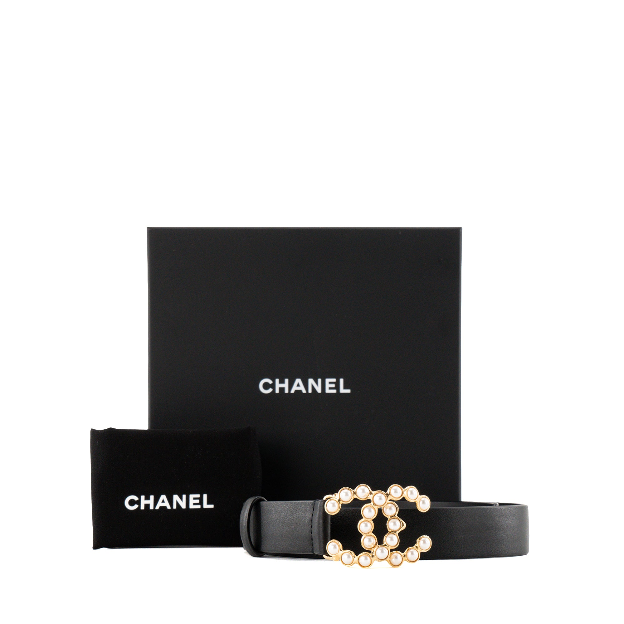 CHANEL - Ceinture Chanel en métal doré ornée de perles et cuir lisse noir (T70)