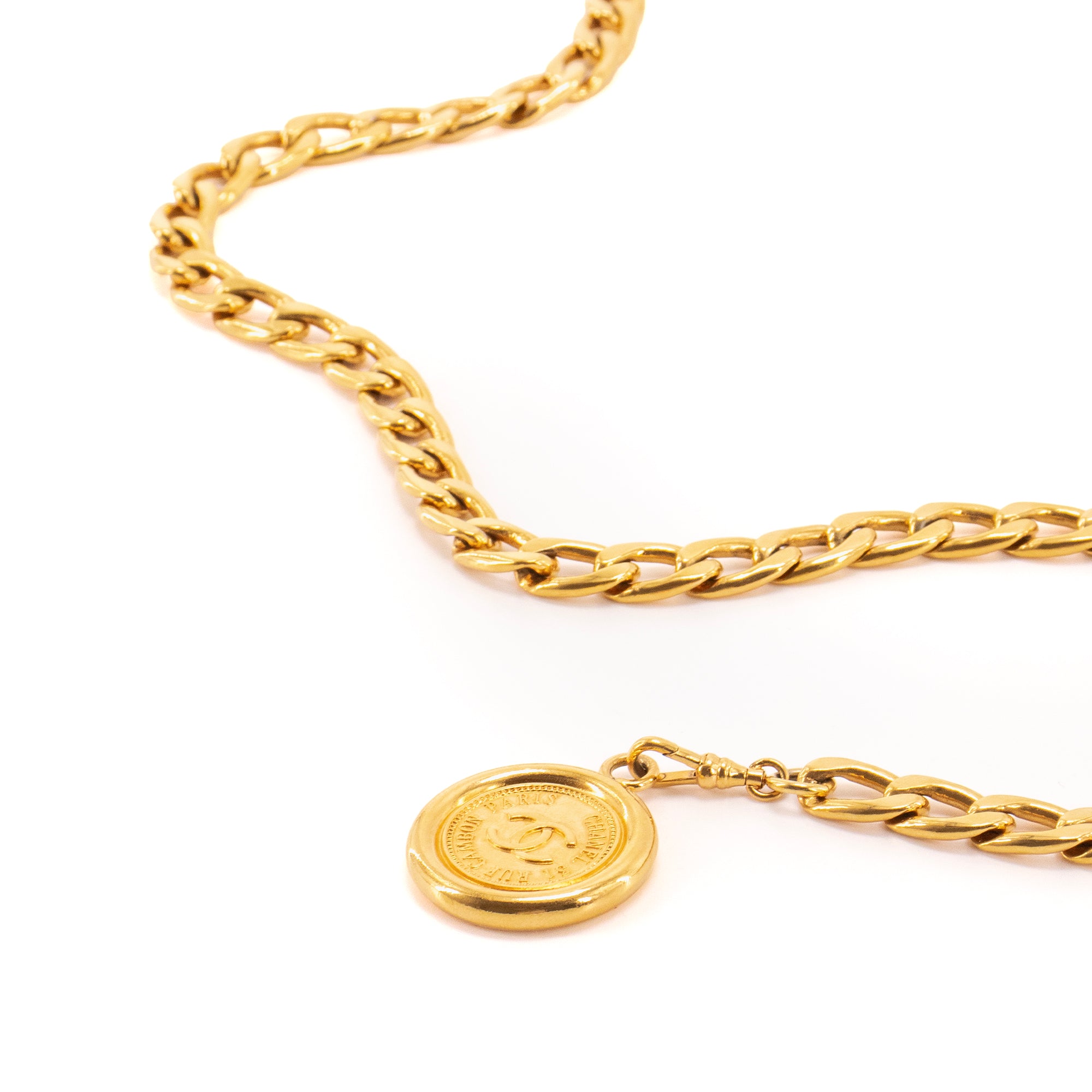 CHANEL - Ceinture Médaillon Chain ajustable Chanel en metal doré vintage