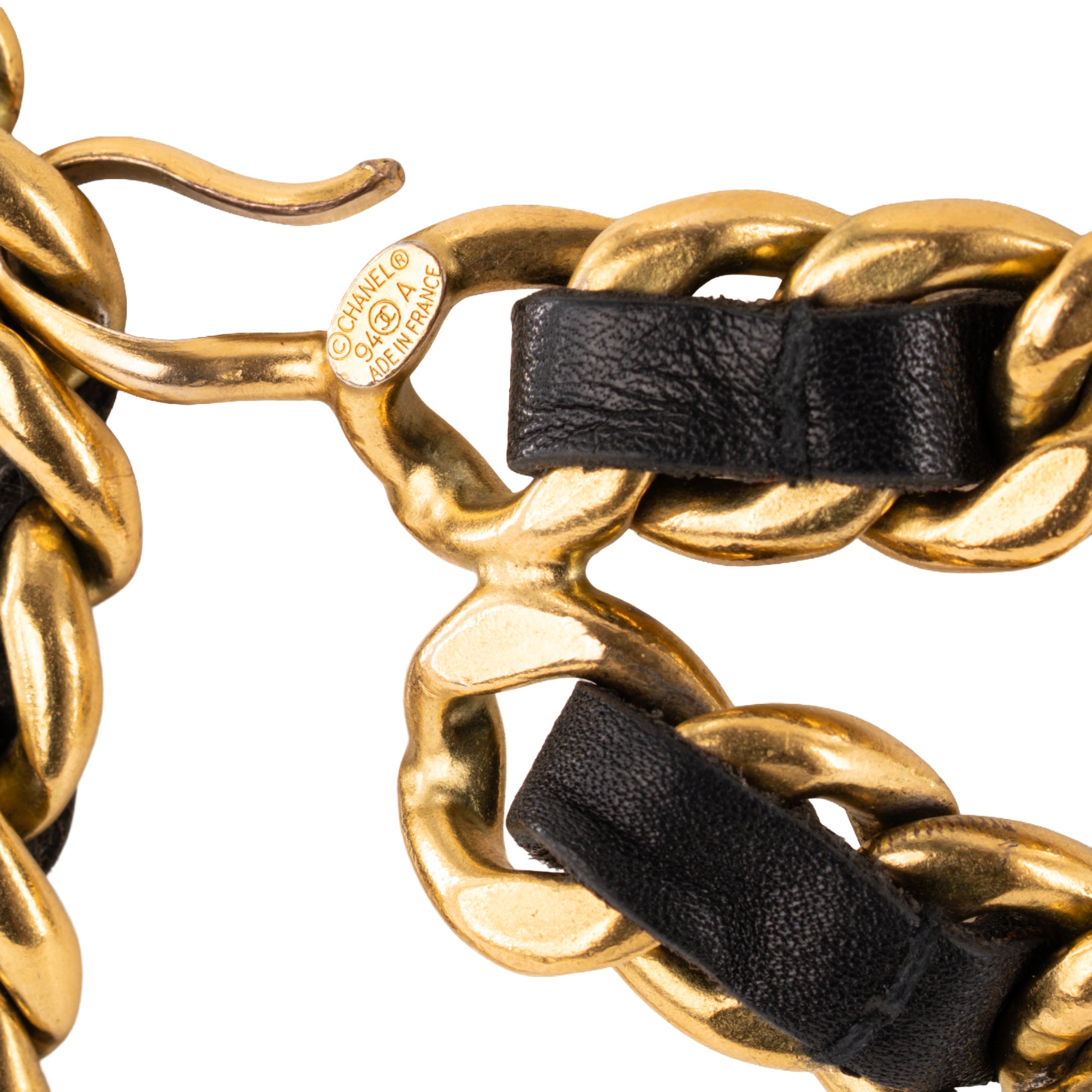CHANEL - Ceinture Médaillon Chanel en chaîne dorée et cuir lisse noir vintage