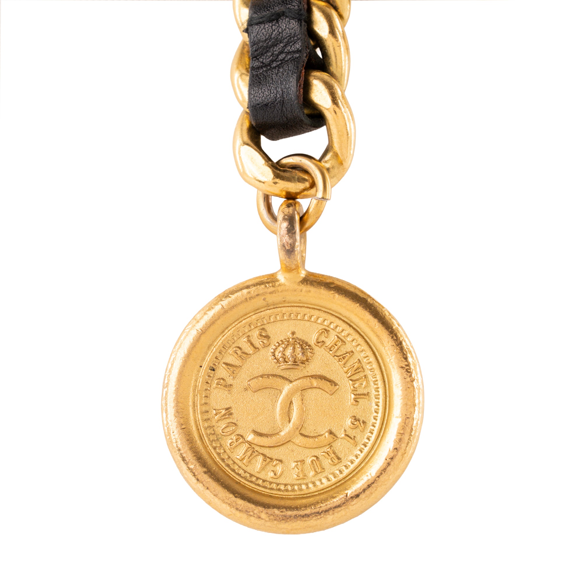 CHANEL - Ceinture Médaillon Chanel en chaîne dorée et cuir lisse noir vintage