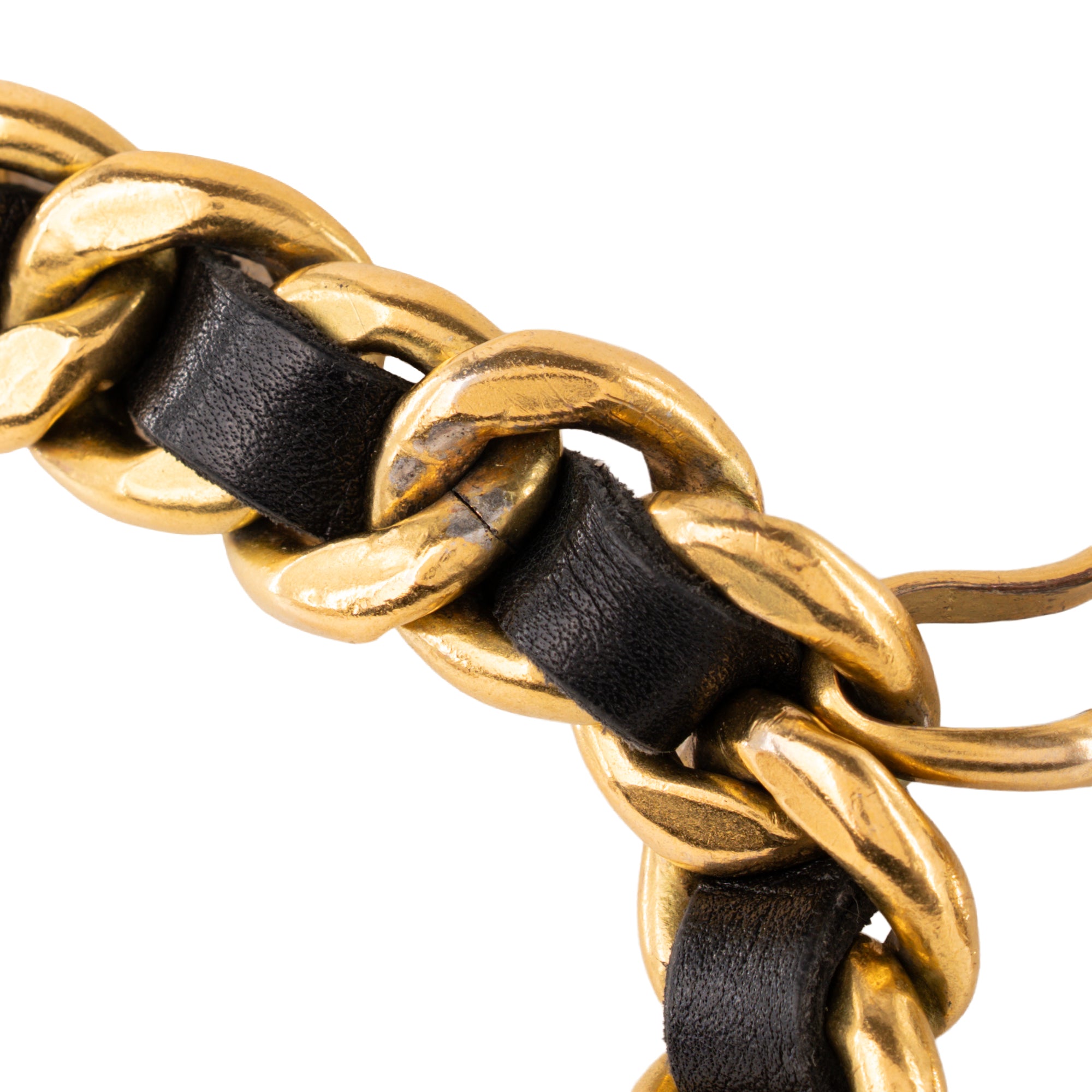 CHANEL - Ceinture Médaillon Chanel en chaîne dorée et cuir lisse noir vintage