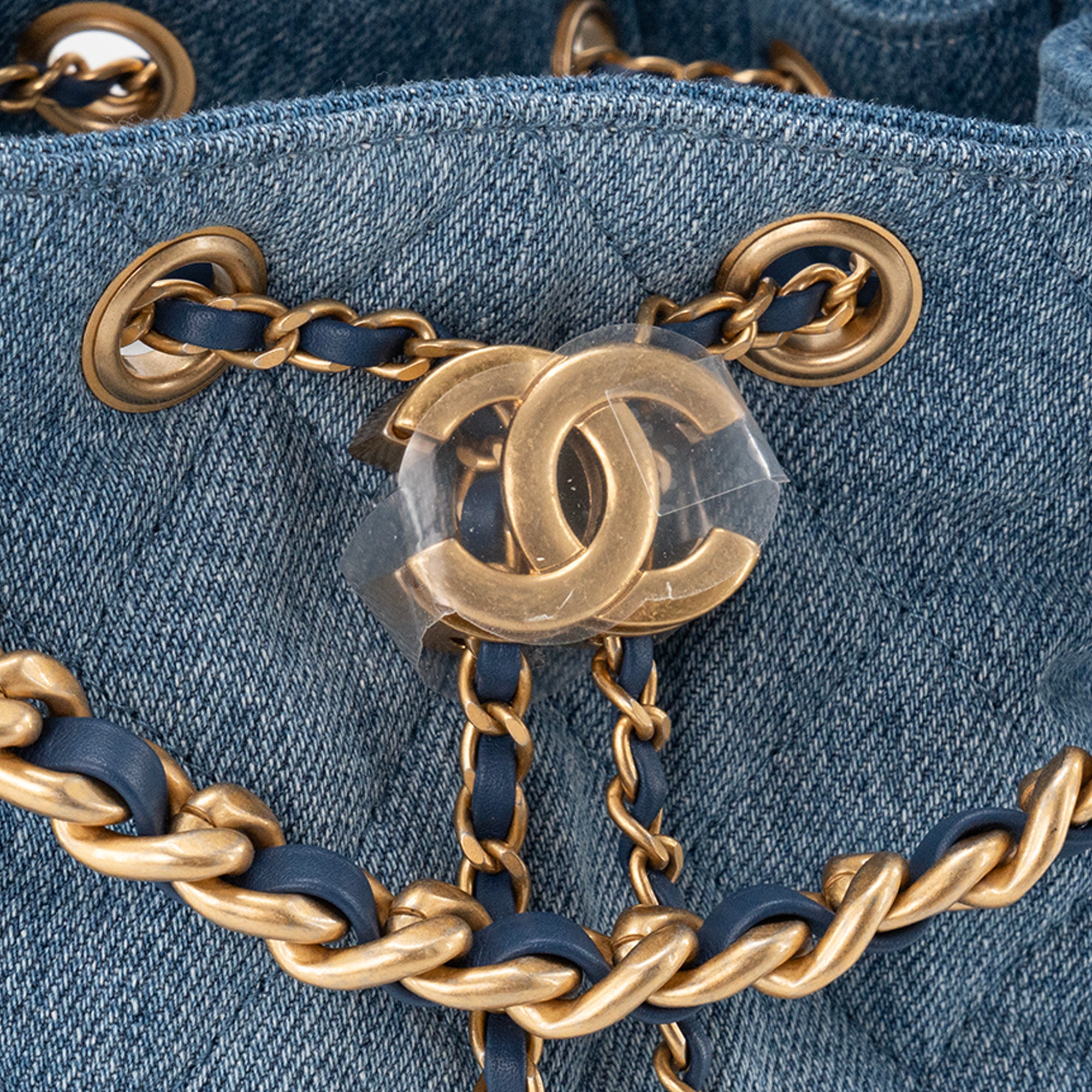 CHANEL - Sac à épaule Chanel 25 small en denim bleu