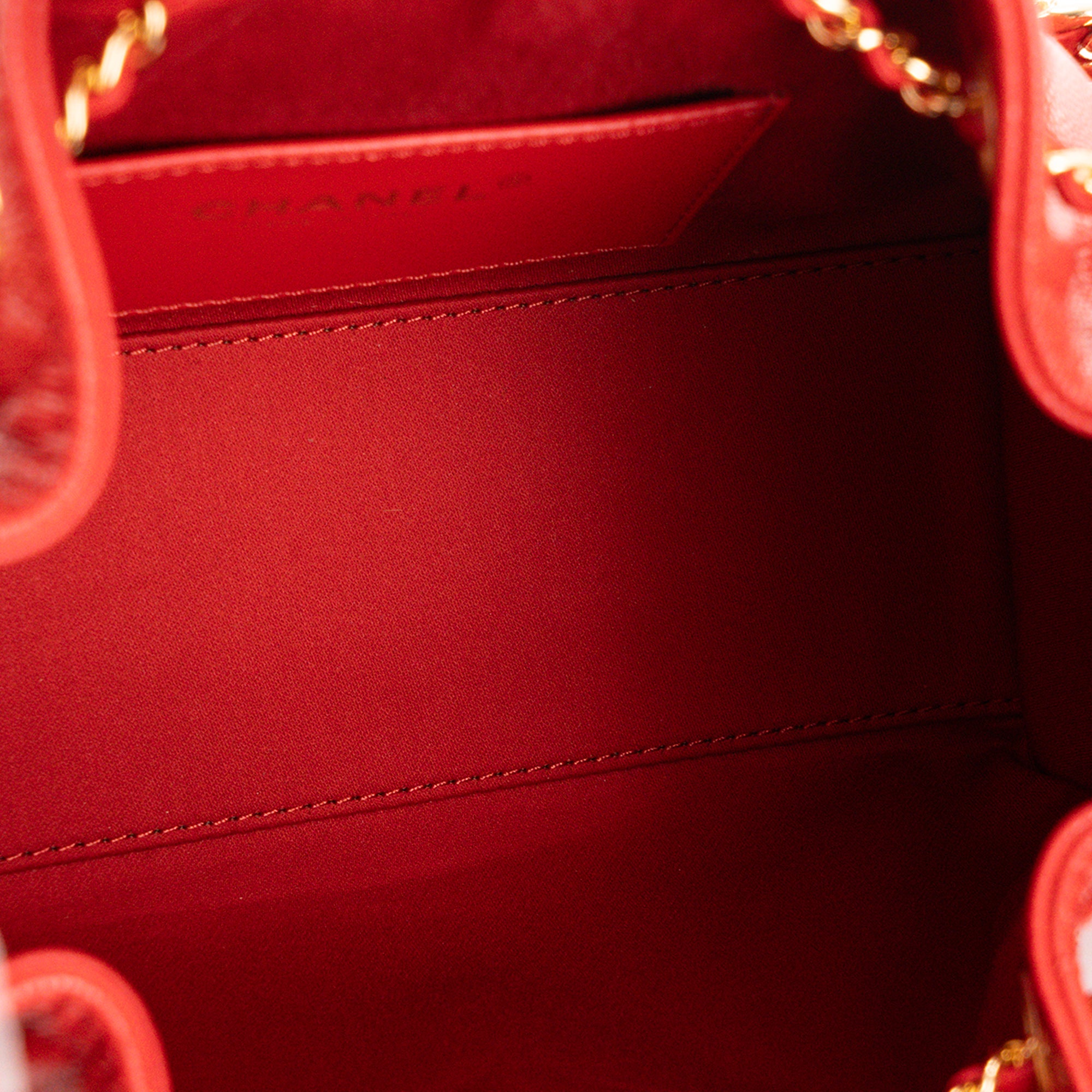 CHANEL - Sac à épaule Chanel 25 mini en cuir caviar rouge