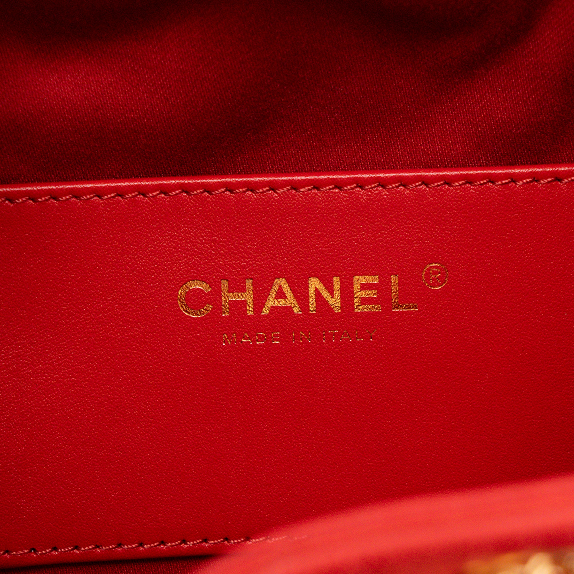 CHANEL - Sac à épaule Chanel 25 mini en cuir caviar rouge