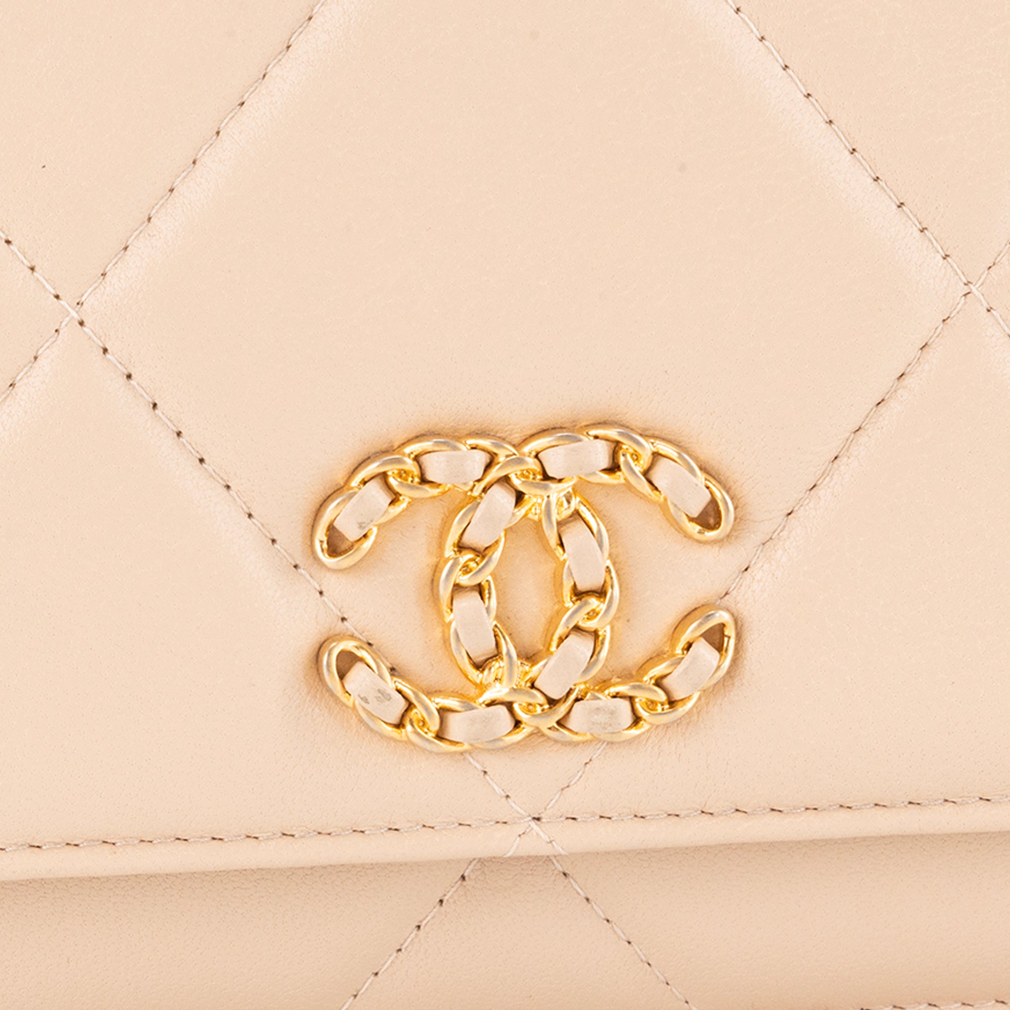 CHANEL - Sac à bandoulière Wallet On Chain 19 Chanel en cuir lisse beige