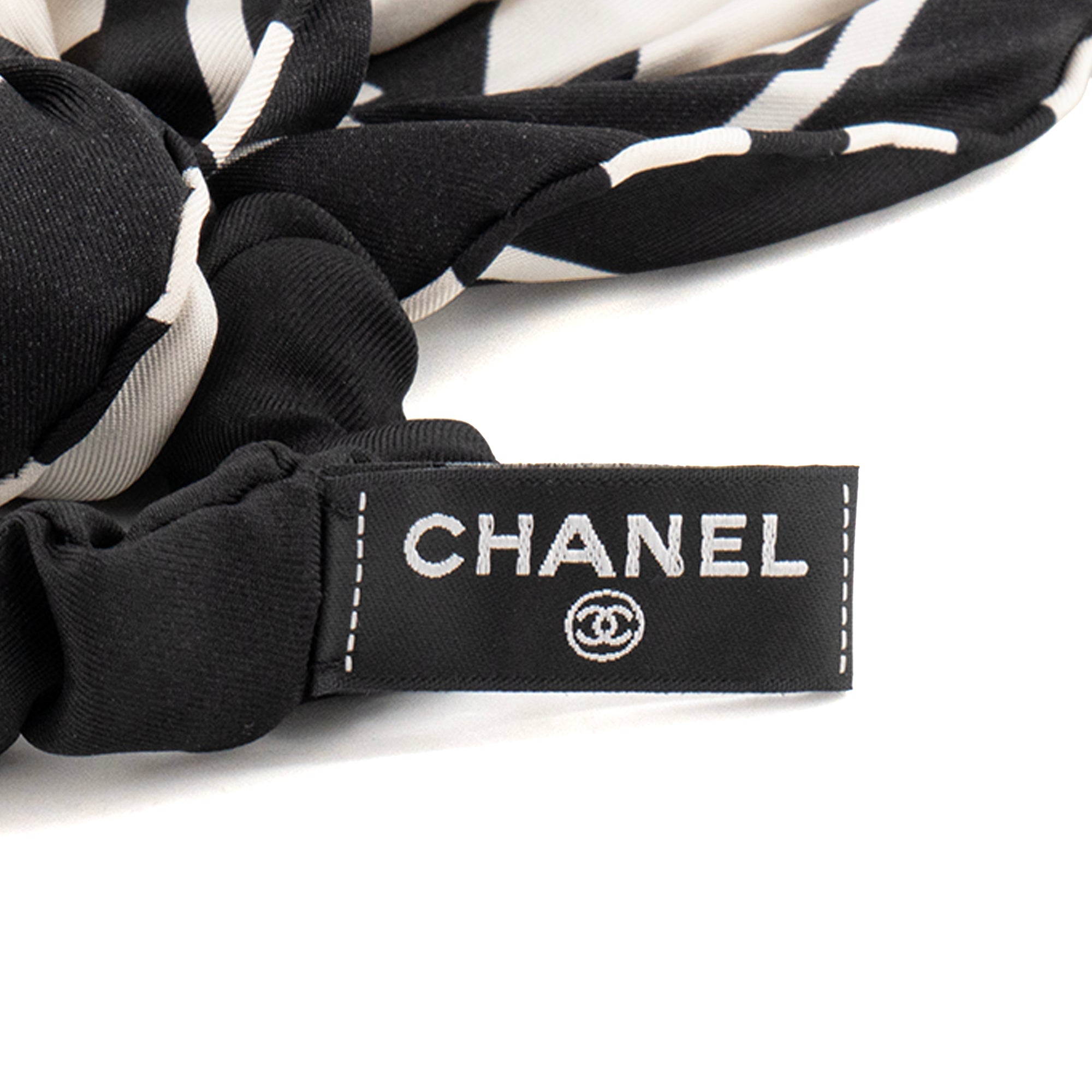 CHANEL - Chouchou Chanel en soie noire et blanche