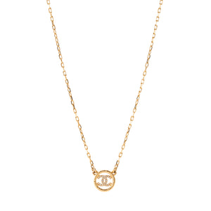CHANEL - Collier CC Round Chanel en métal doré avec strass