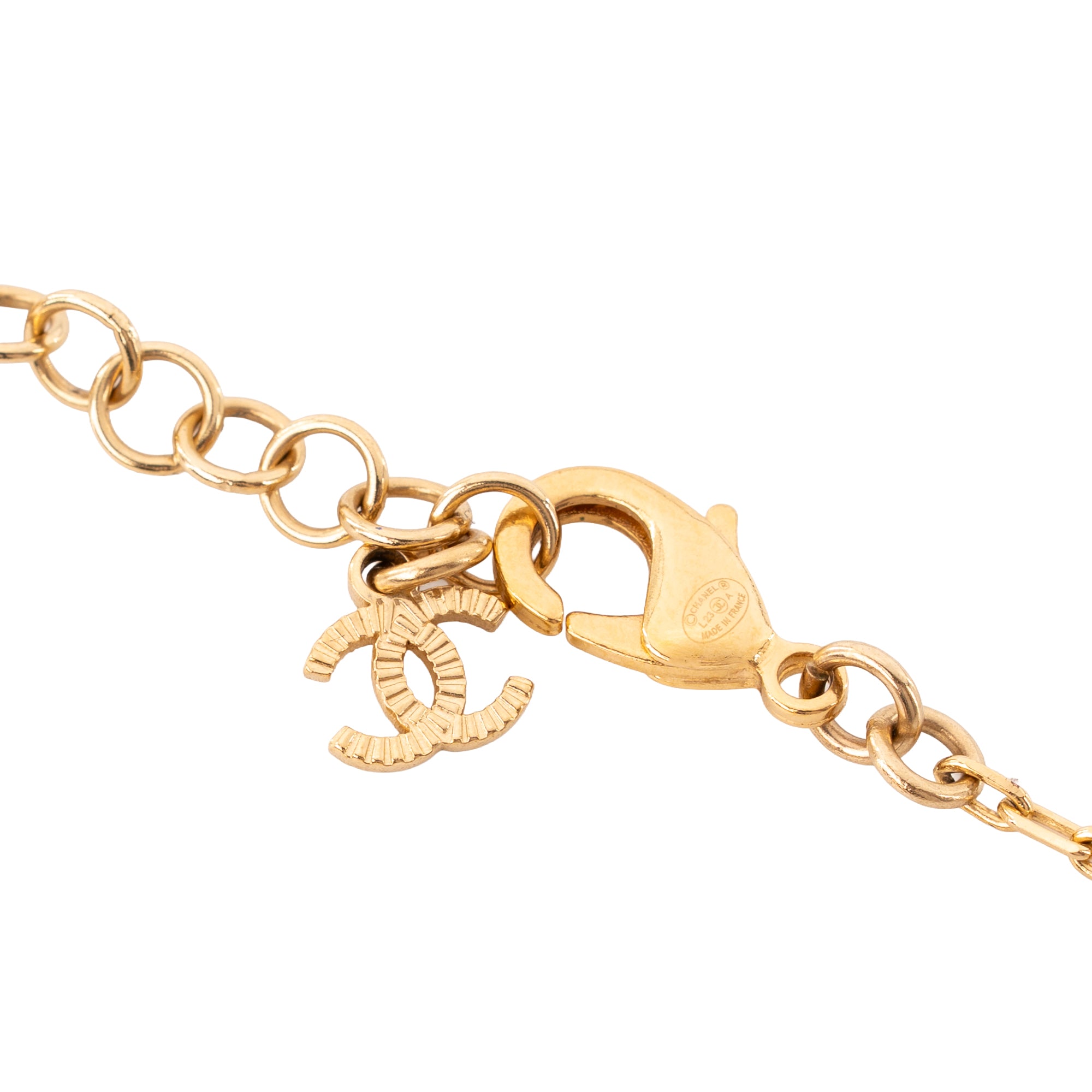 CHANEL - Collier CC Round Chanel en métal doré avec strass