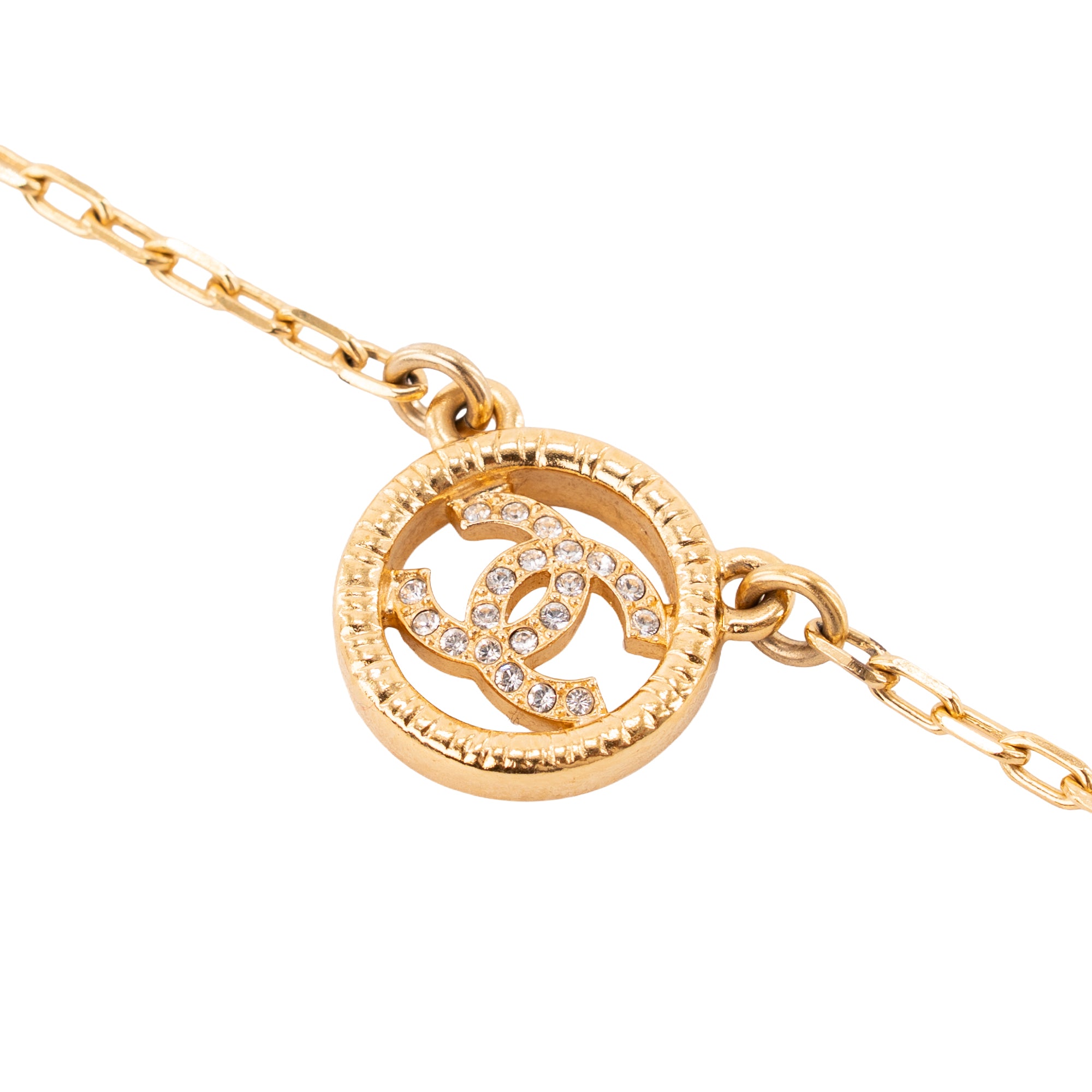 CHANEL - Collier CC Round Chanel en métal doré avec strass