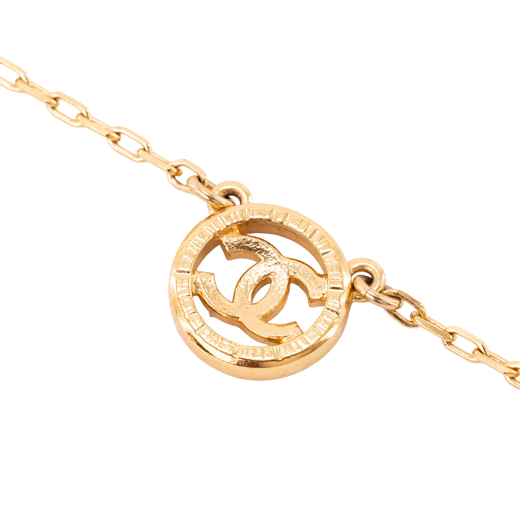 CHANEL - Collier CC Round Chanel en métal doré avec strass