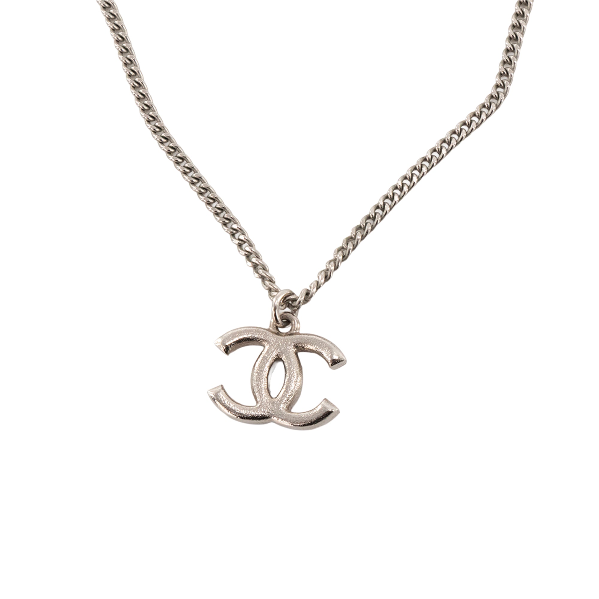 CHANEL - Collier CC Chanel en métal et perles