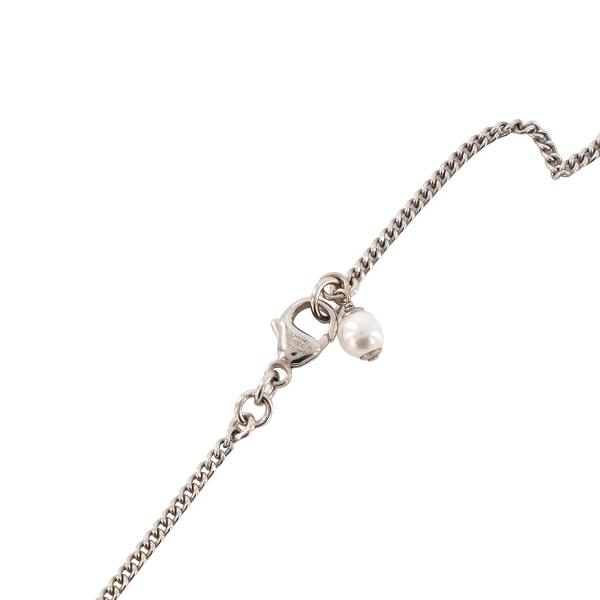 CHANEL - Collier CC Chanel en métal et perles