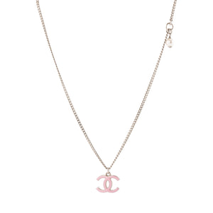 CHANEL - Collier CC Chanel en métal et perles