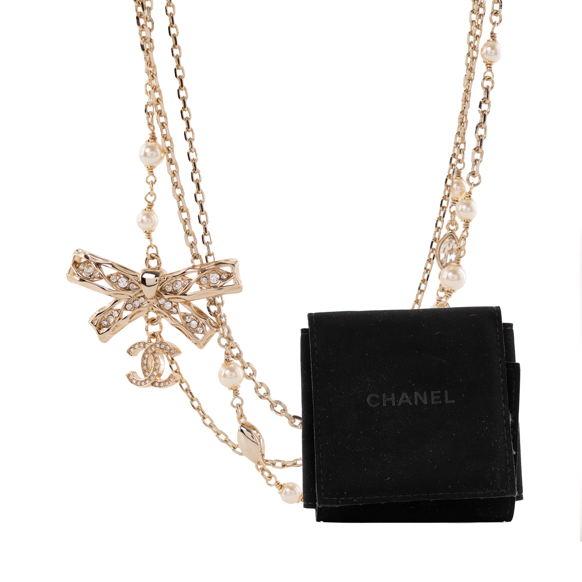 CHANEL - Collier ras du cou multi-rangs Chanel en métal doré orné de strass et perles