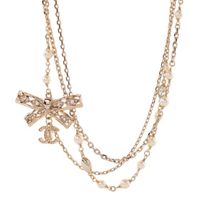 CHANEL - Collier ras du cou multi-rangs Chanel en métal doré orné de strass et perles