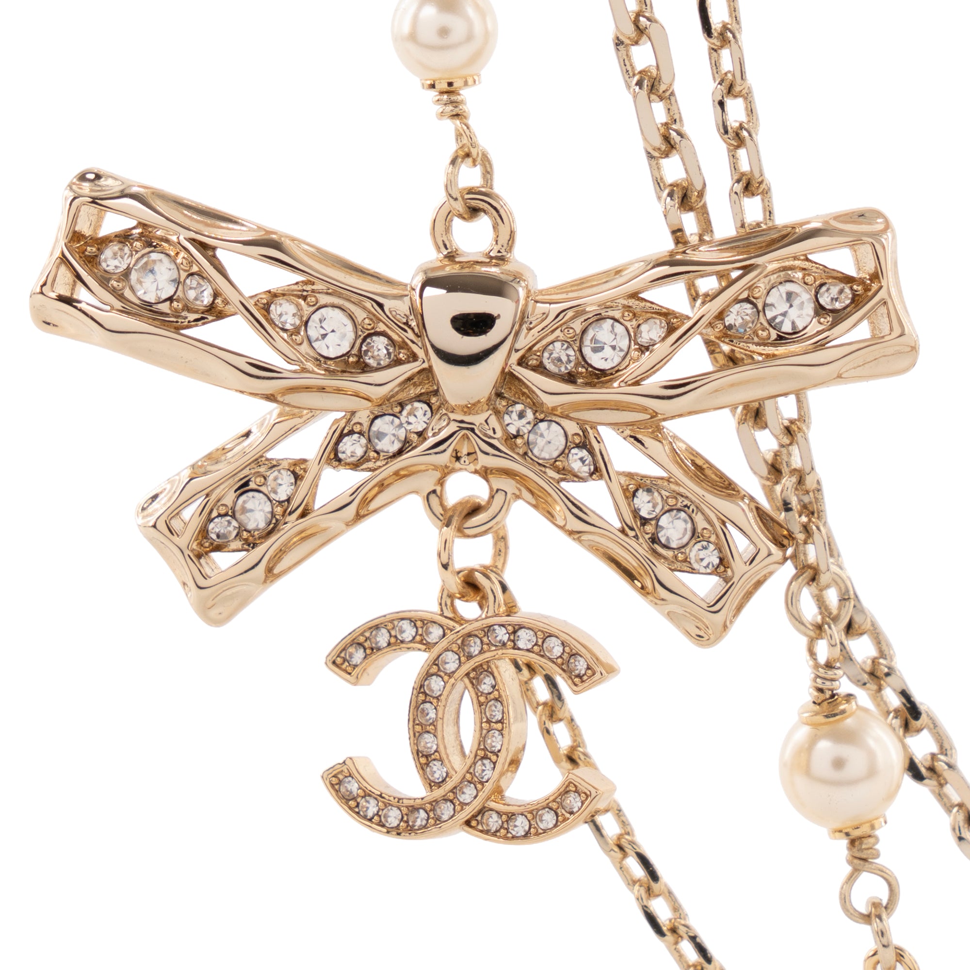 CHANEL - Collier ras du cou multi-rangs Chanel en métal doré orné de strass et perles