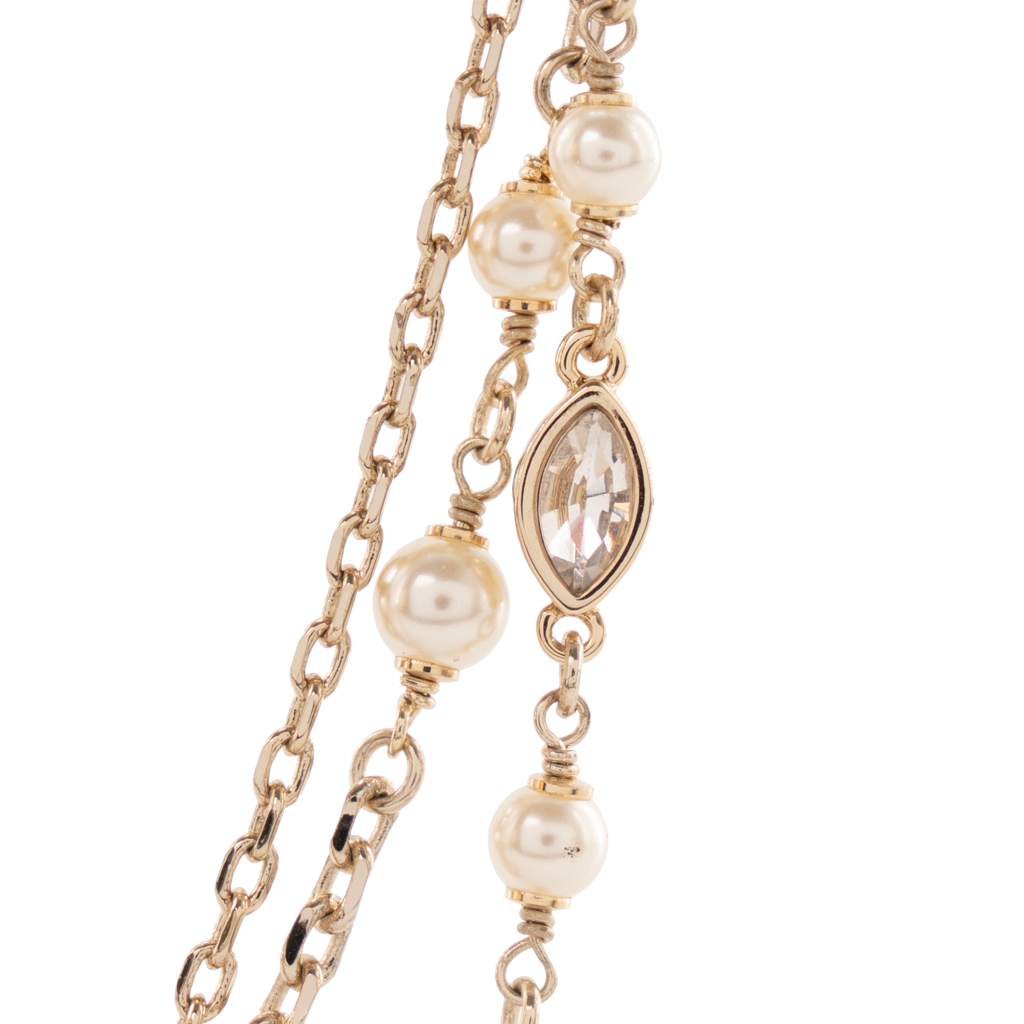 CHANEL - Collier ras du cou multi-rangs Chanel en métal doré orné de strass et perles
