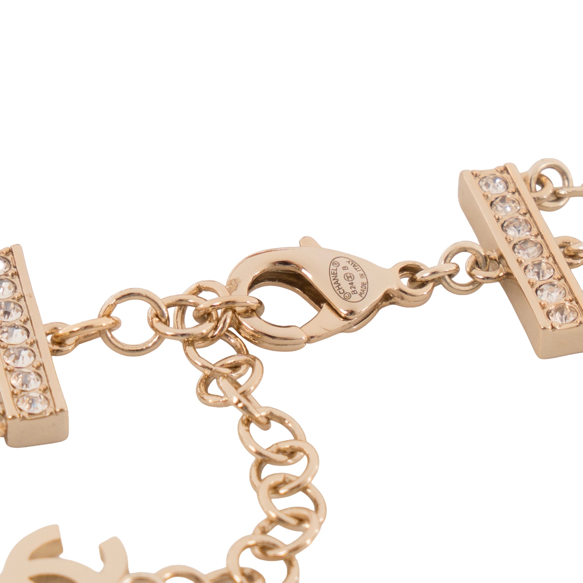 CHANEL - Collier ras du cou multi-rangs Chanel en métal doré orné de strass et perles