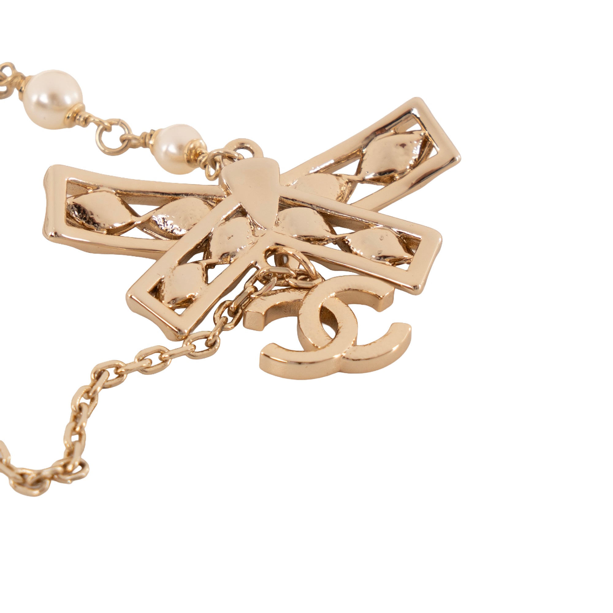 CHANEL - Collier ras du cou multi-rangs Chanel en métal doré orné de strass et perles