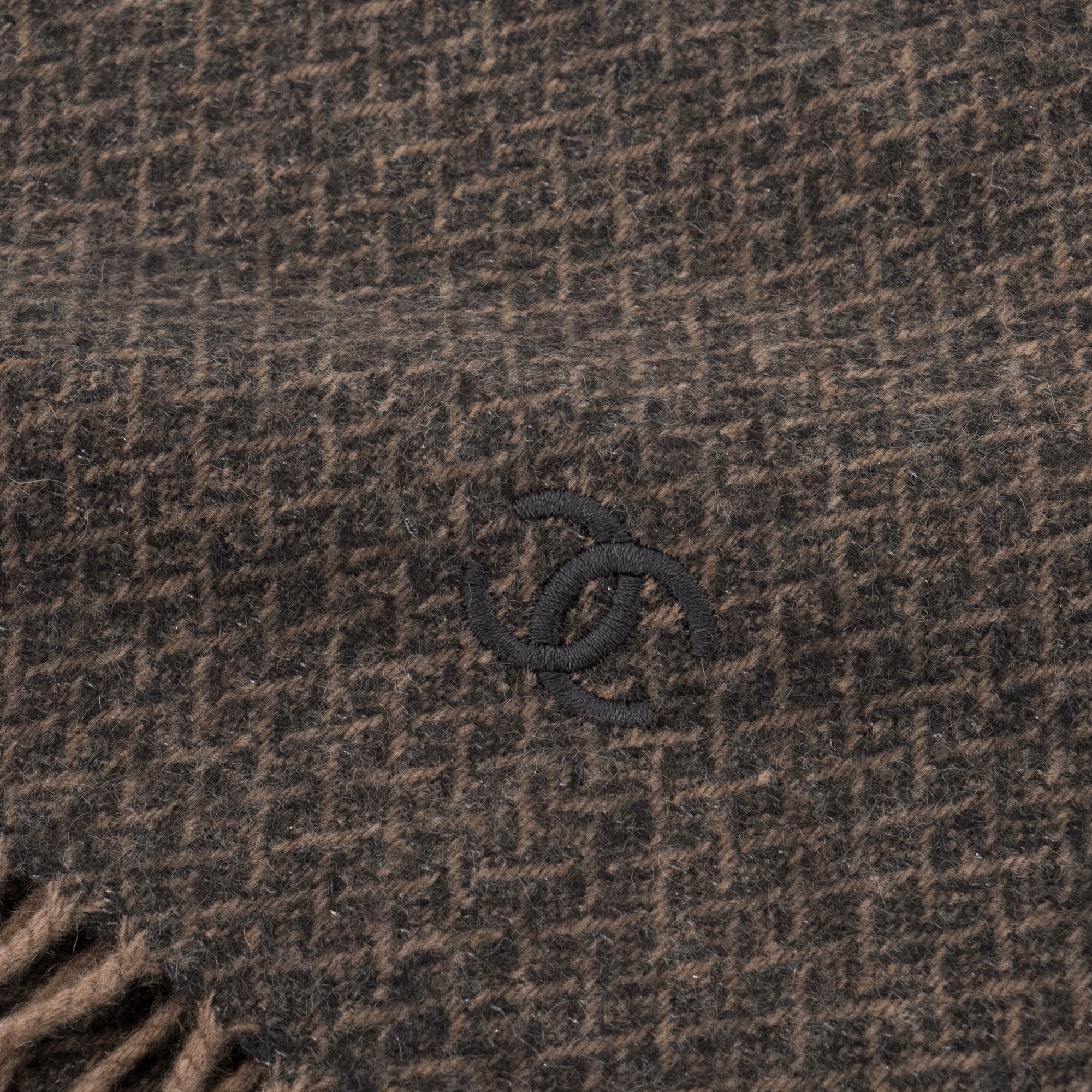 CHANEL - Chanel taupe and black cashmere scarf