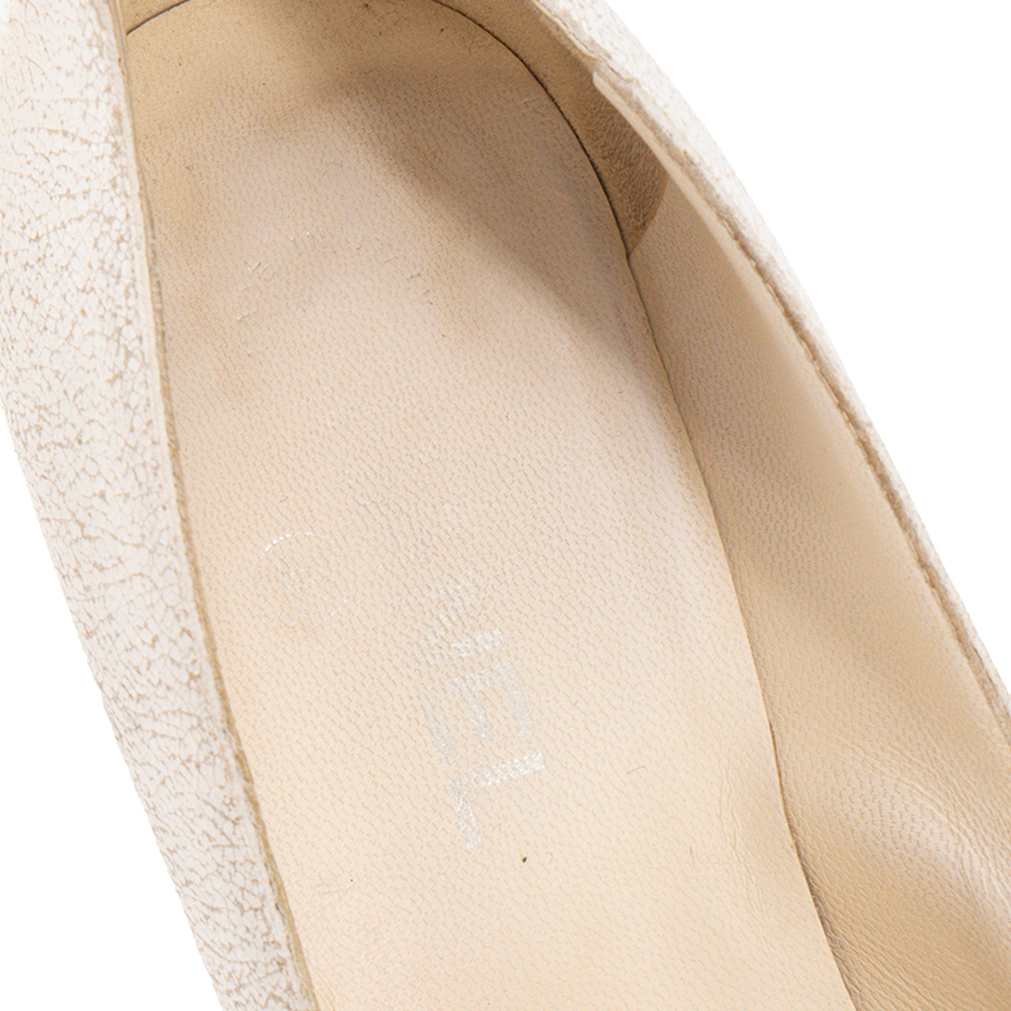 CHANEL - Escarpins Chanel en cuir craquelé blanc (T39)