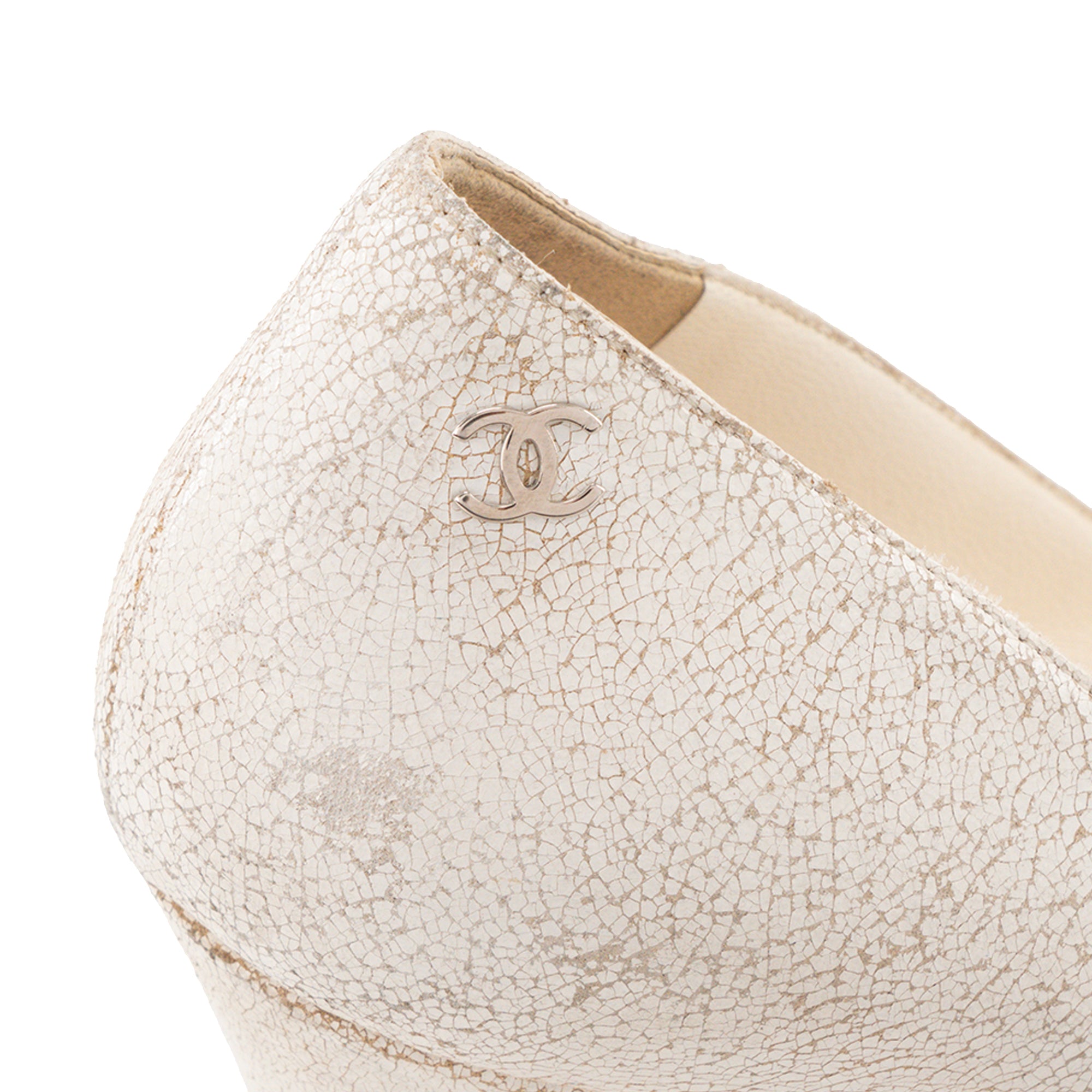 CHANEL - Escarpins Chanel en cuir craquelé blanc (T39)